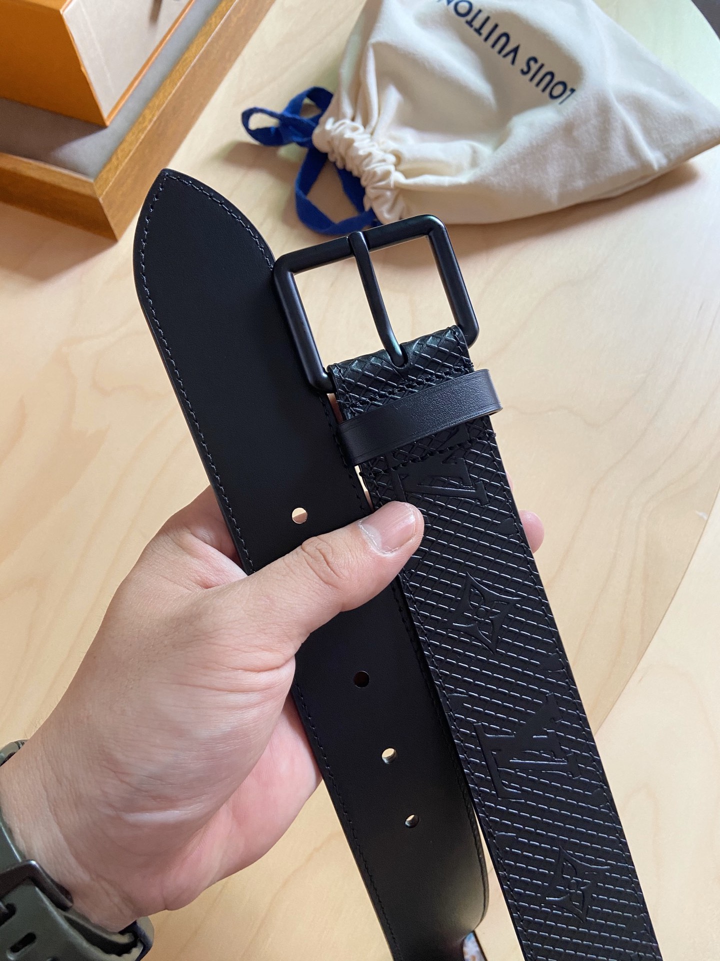 Louis Vuitton 代购版新品 LV男士腰带取材进口专款面料， 压花牛皮，方形搭扣，传递内敛与雅致，休闲 ，宽度4.0CM