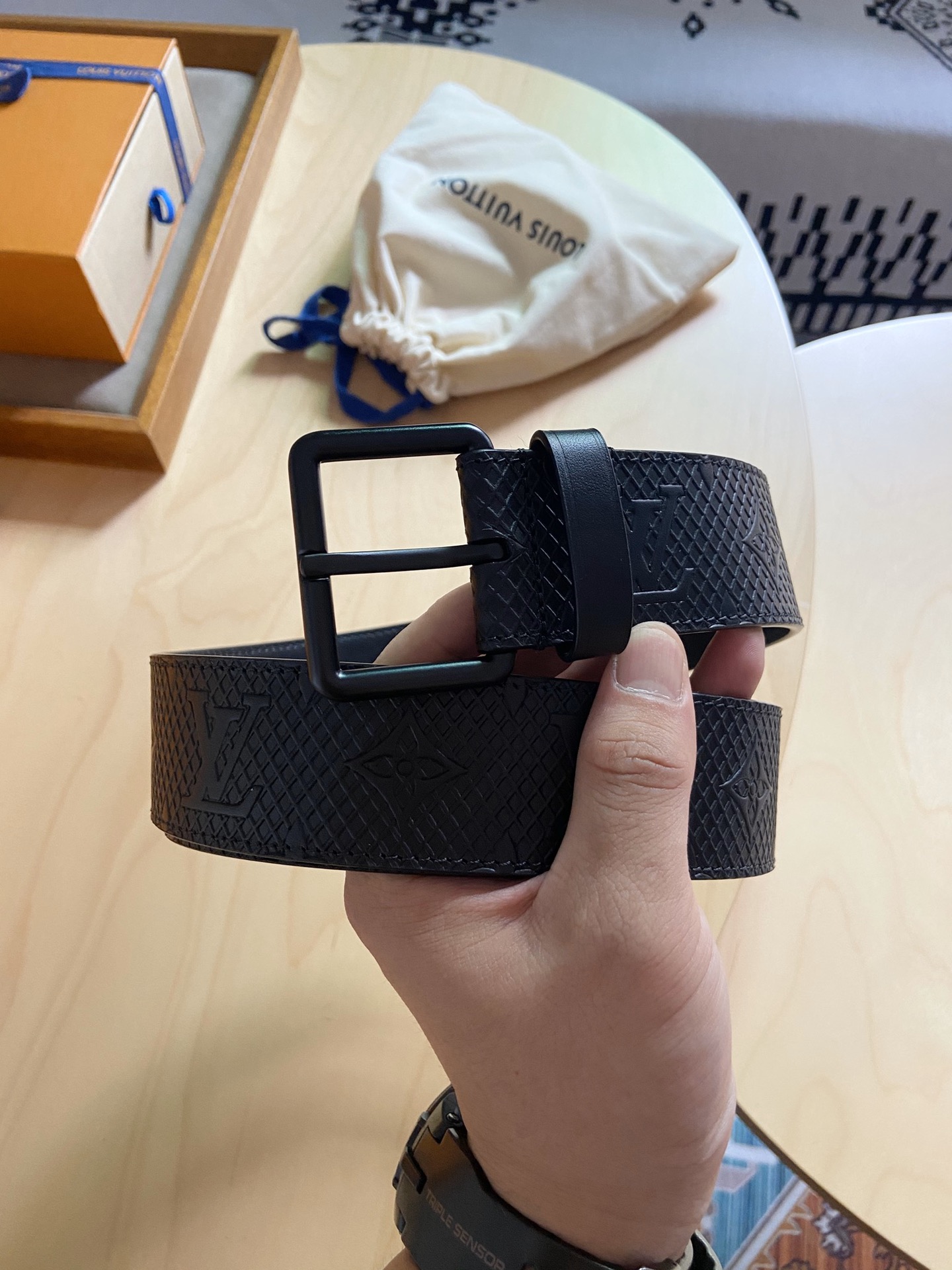 Louis Vuitton 代购版新品 LV男士腰带取材进口专款面料， 压花牛皮，方形搭扣，传递内敛与雅致，休闲 ，宽度4.0CM