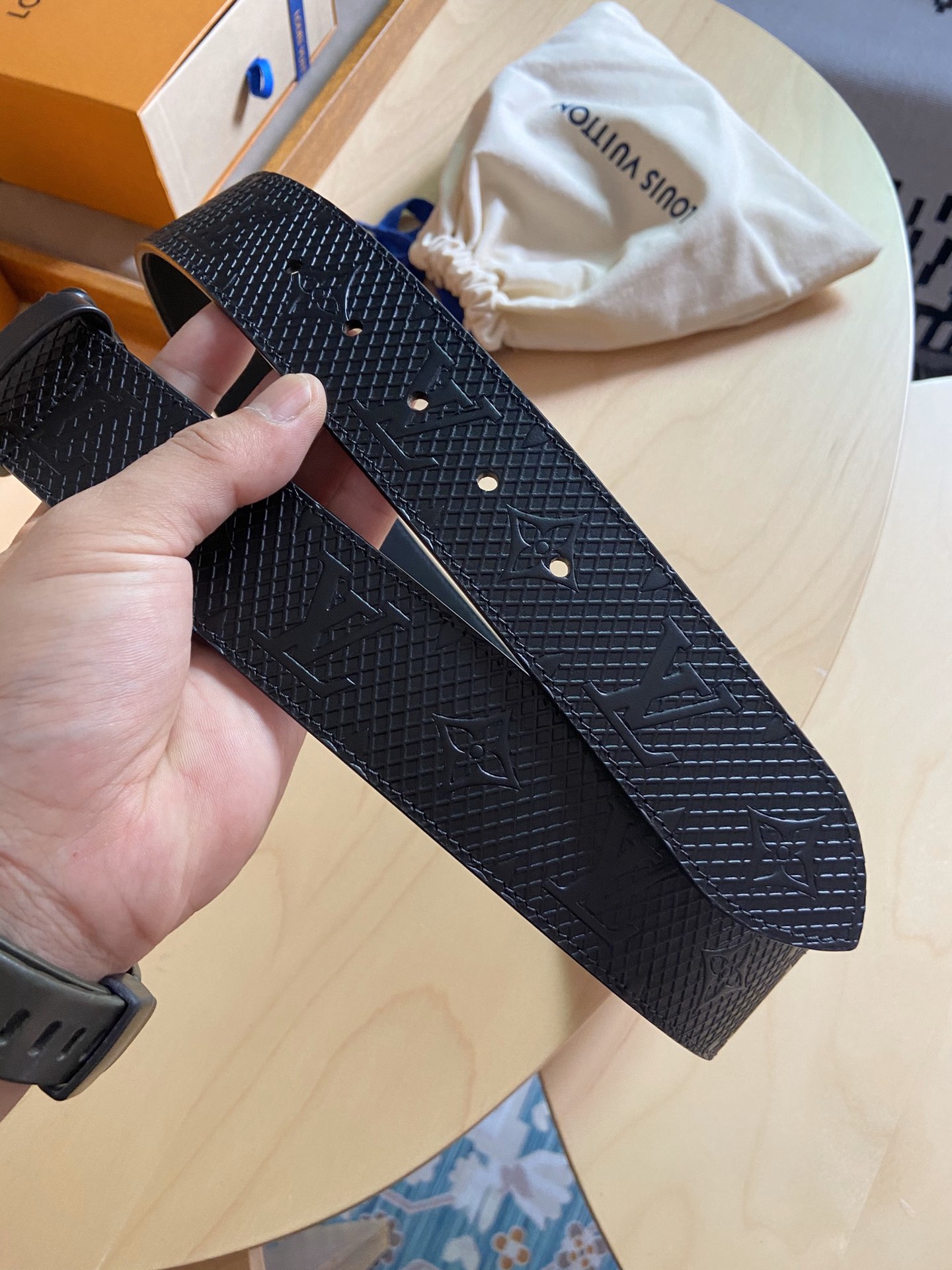Louis Vuitton 代购版新品 LV男士腰带取材进口专款面料， 压花牛皮，方形搭扣，传递内敛与雅致，休闲 ，宽度4.0CM