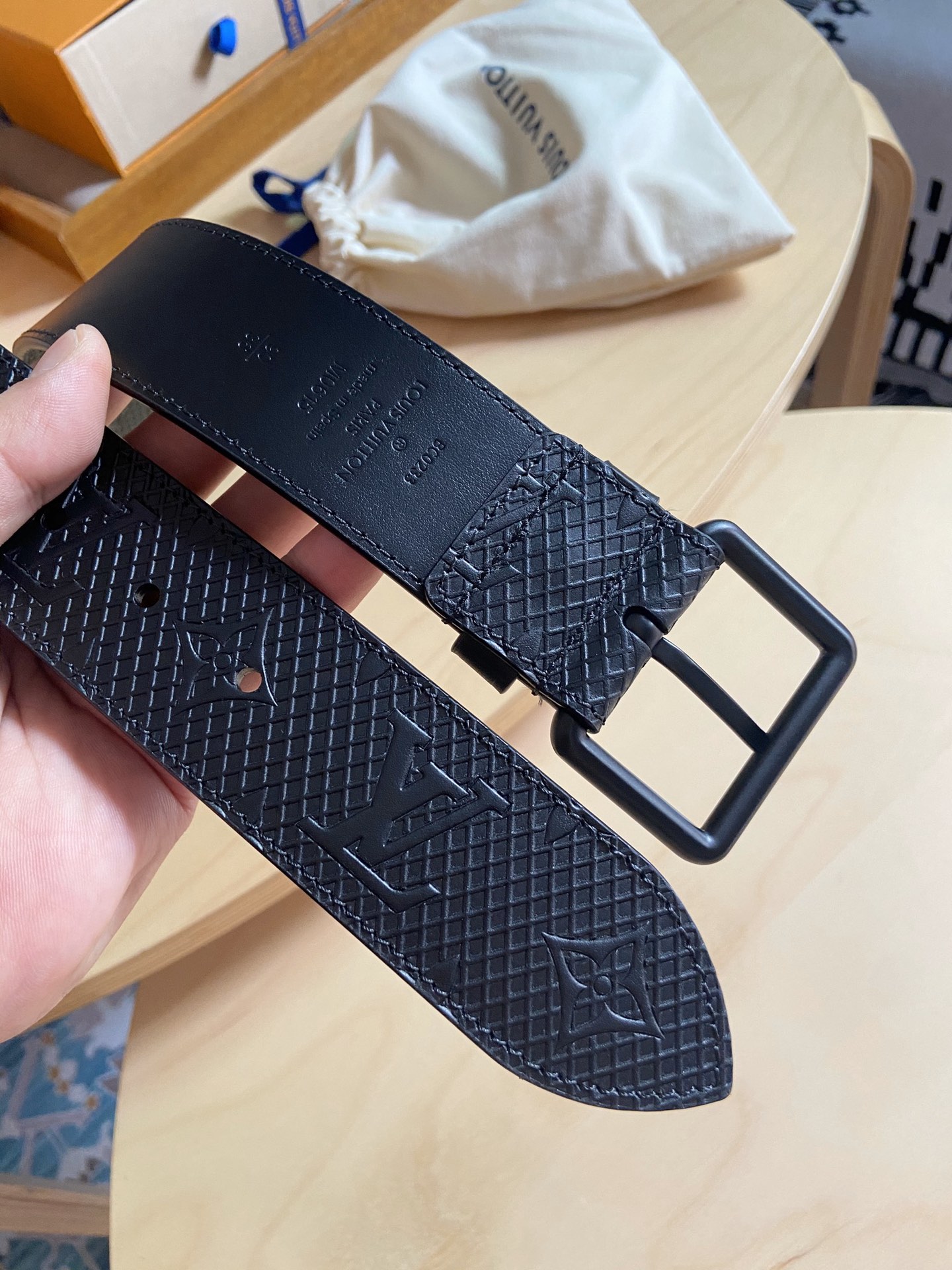 Louis Vuitton 代购版新品 LV男士腰带取材进口专款面料， 压花牛皮，方形搭扣，传递内敛与雅致，休闲 ，宽度4.0CM