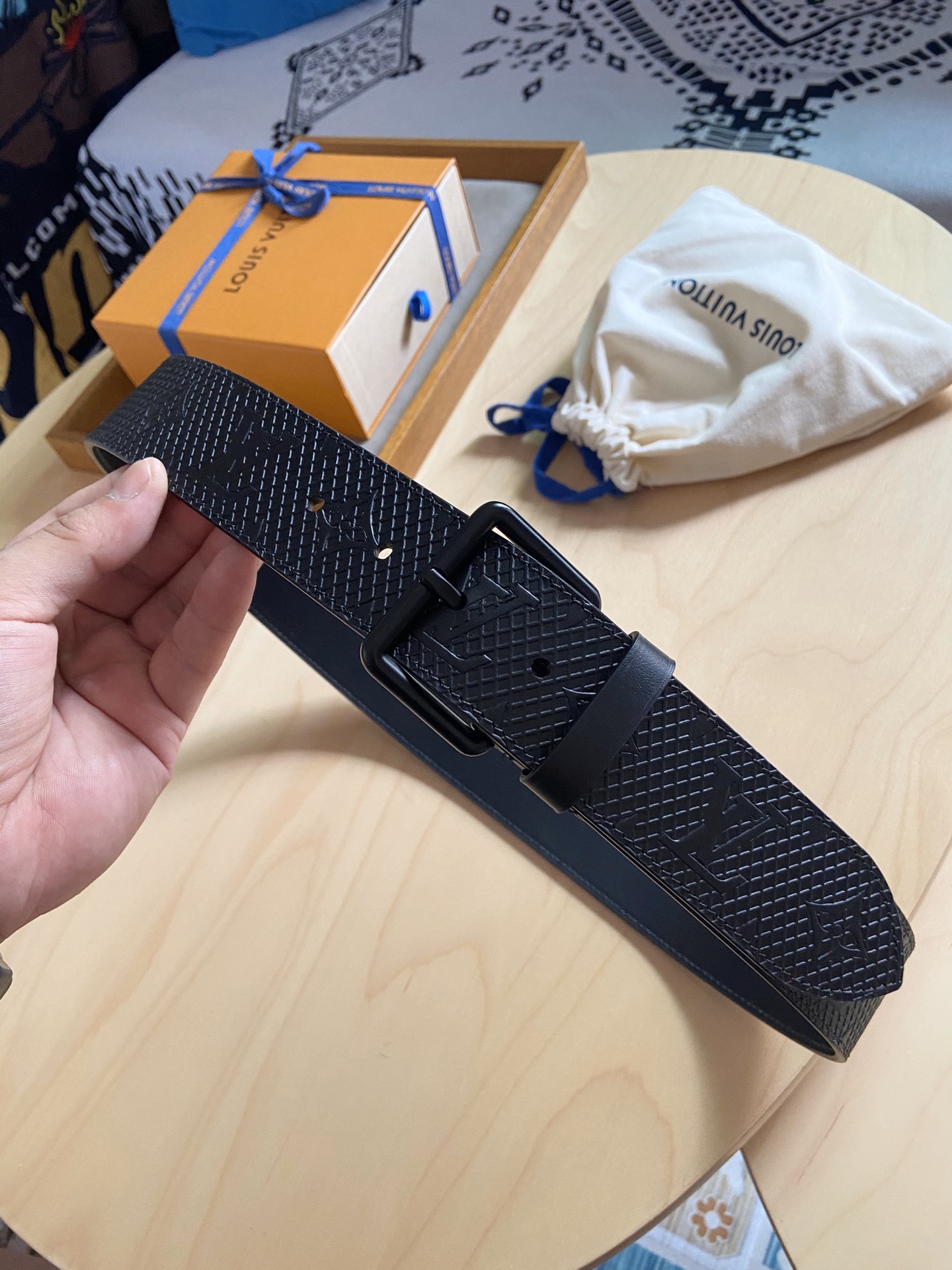Louis Vuitton 代购版新品 LV男士腰带取材进口专款面料， 压花牛皮，方形搭扣，传递内敛与雅致，休闲 ，宽度4.0CM