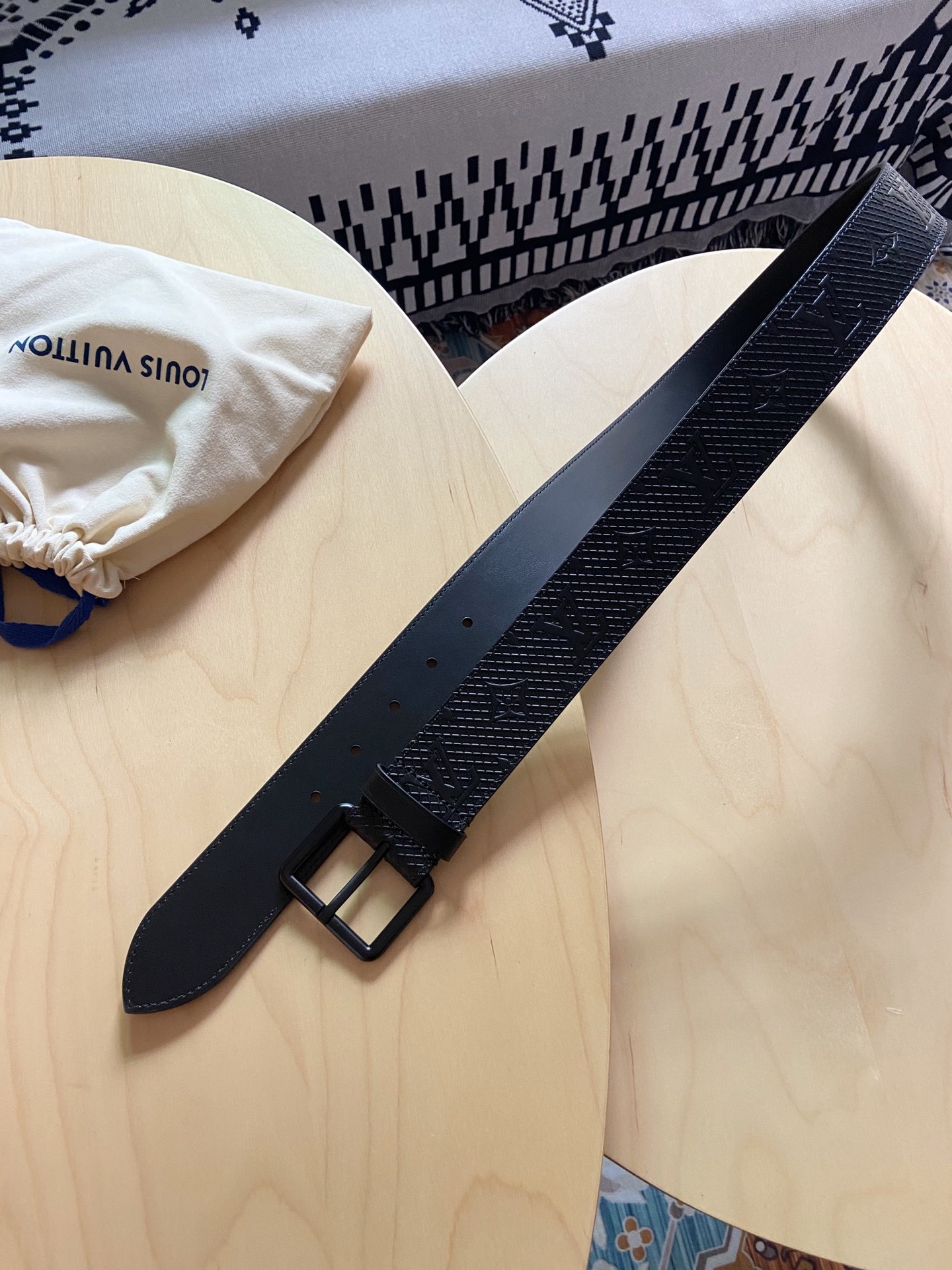 Louis Vuitton 代购版新品 LV男士腰带取材进口专款面料， 压花牛皮，方形搭扣，传递内敛与雅致，休闲 ，宽度4.0CM