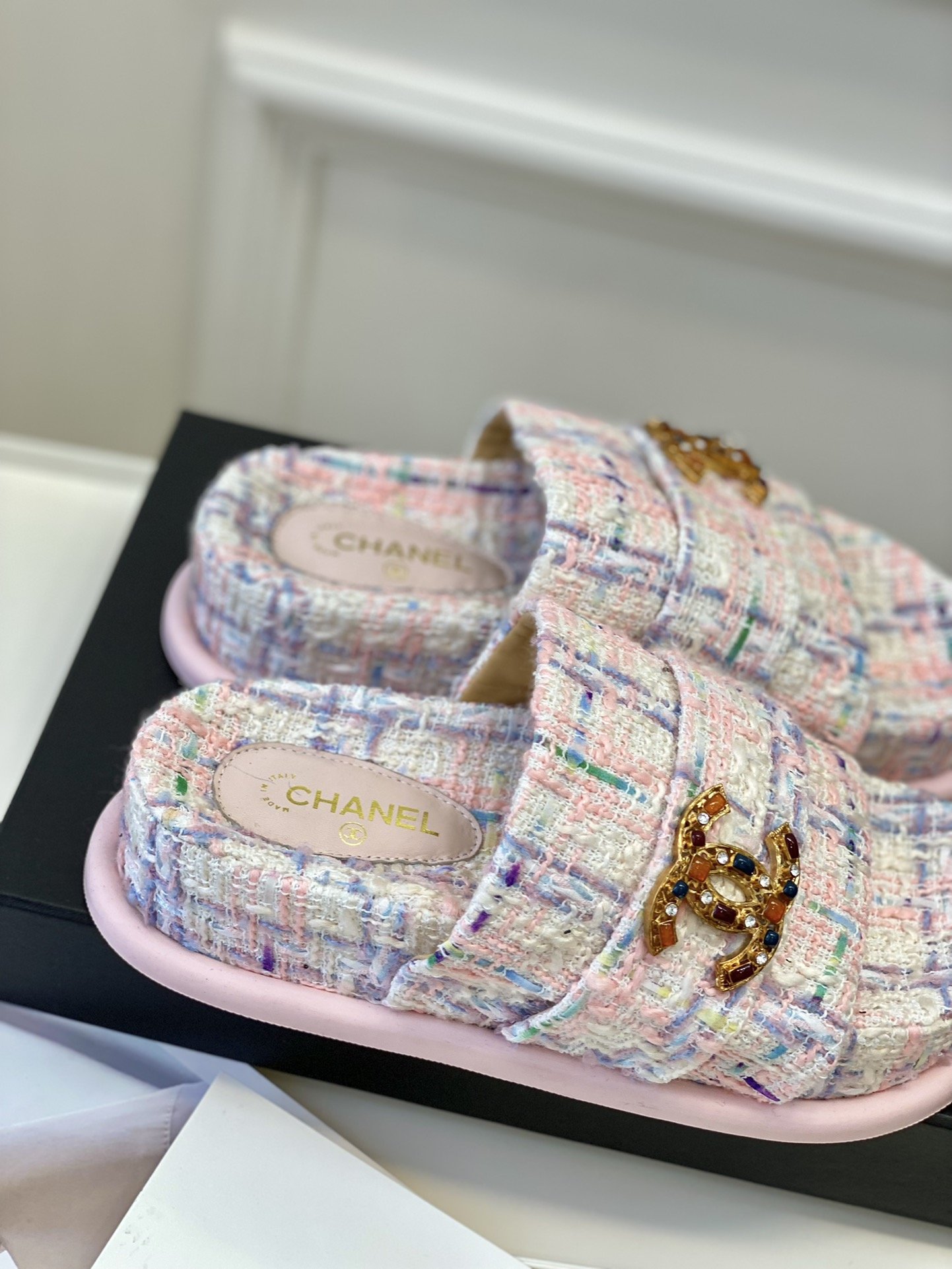 Chanel新款凉鞋！经典彩虹色系列