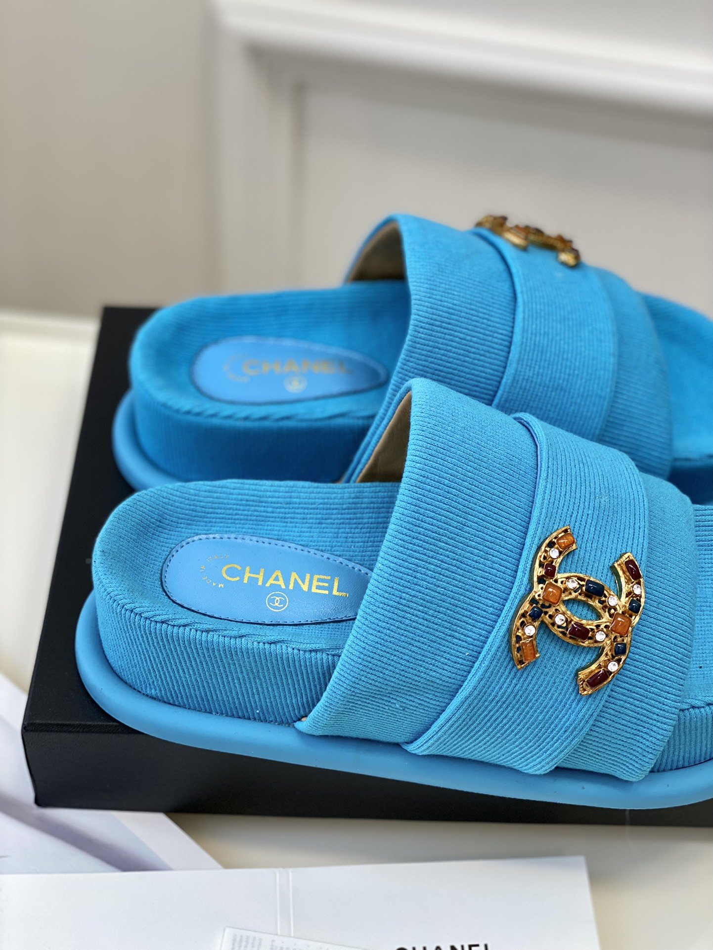Chanel新款凉鞋！经典彩虹色系列