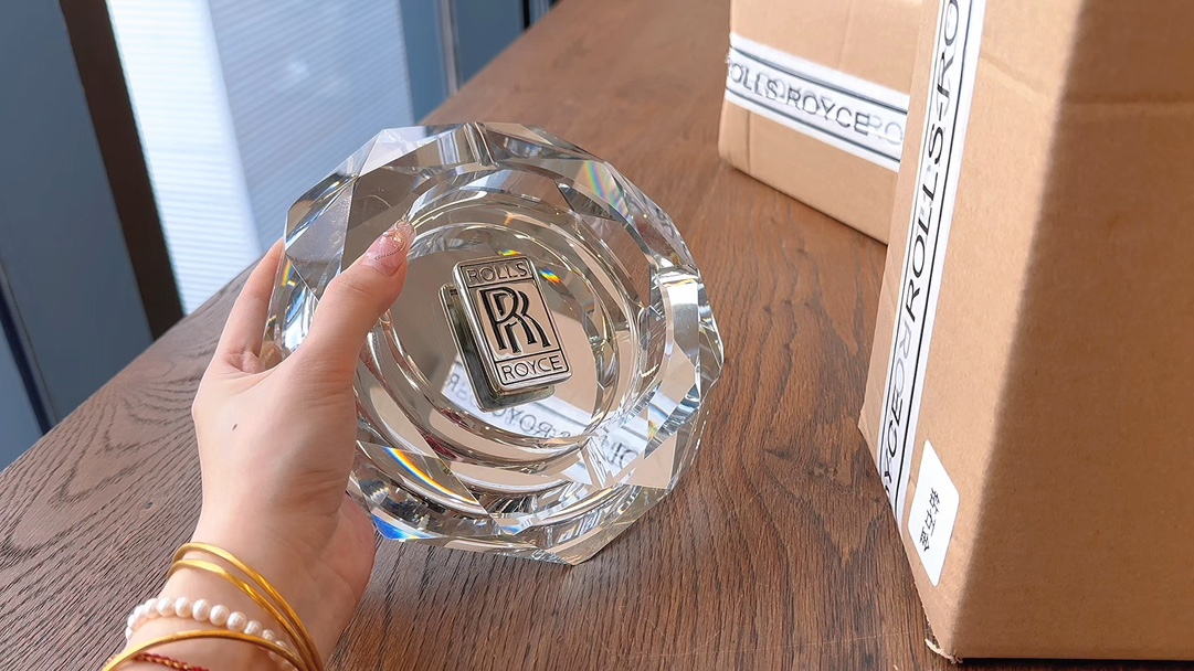 as both an ashtray and a sculptural decorative accent - Home&Textlile