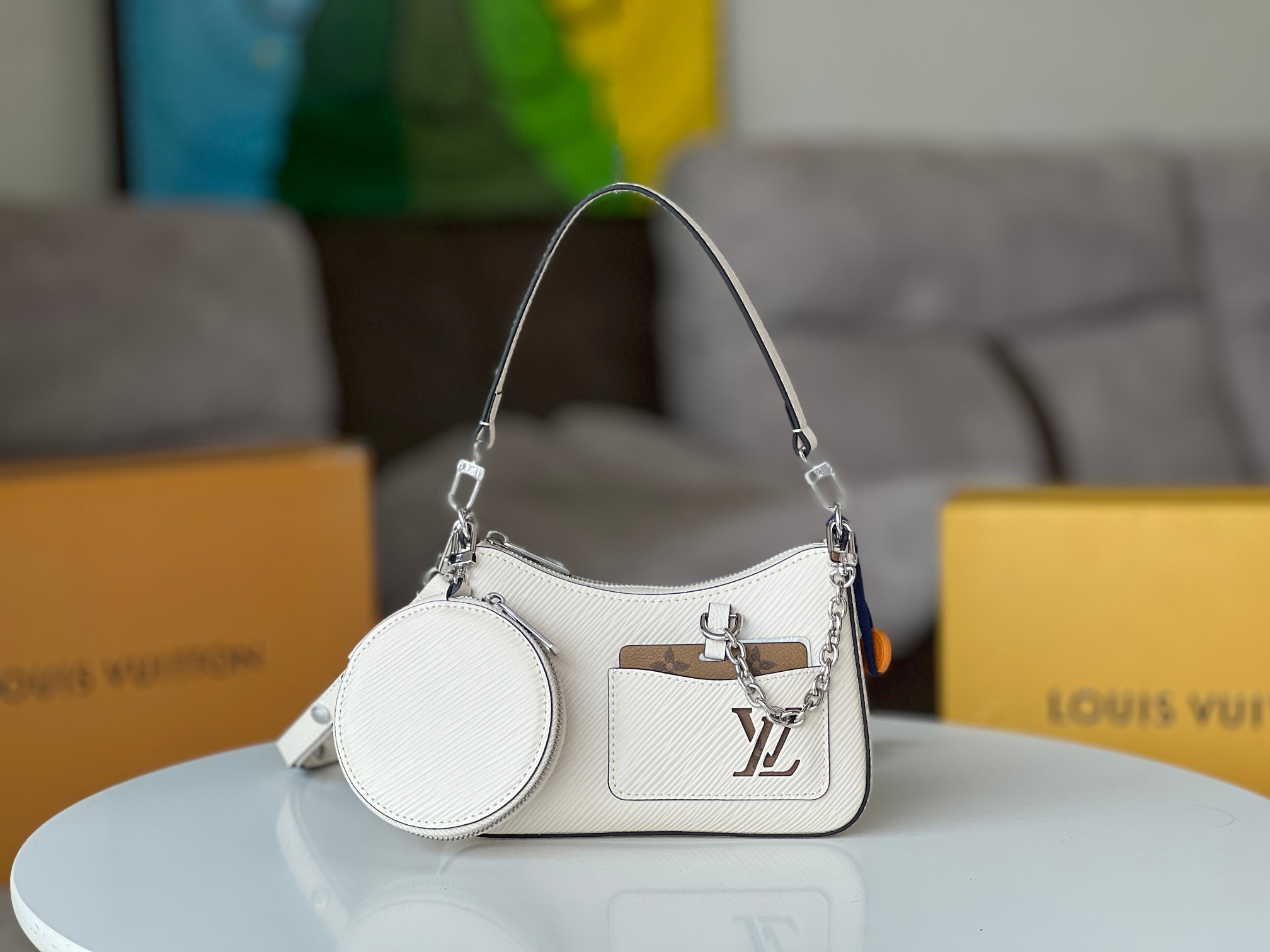 NO:201078,The original single model M20998 m white (M20999) Marellini handbag uses Louis Vuitton's iconic Epi leather, which integrates the agile elements of the Marelle handbag into a more compact configuration. The round coin wallet can be removed at will and is fixed in the front patch pocket of the mirror on the body through a chain. Detailed features 19 x 13.5 x 6.5 cm (length x height x width), LV [top original list], louis vuitton,louis vuitton,wallets19860909原单型号M20998米白（M20999）Marellini 手袋选用路易威登标志性的 Epi 皮革,将 Marelle 手袋的灵动元素融入更为袖珍的构型.圆形零钱包可随心取下,通过链条固定于包身的镜子栖身前贴袋中. 详细特征 19 x 13.5 x 6.5 厘米 (长度 x 高 x 宽),LV【顶级原单】,louis vuitton,louis vuitton,wallets,Bag