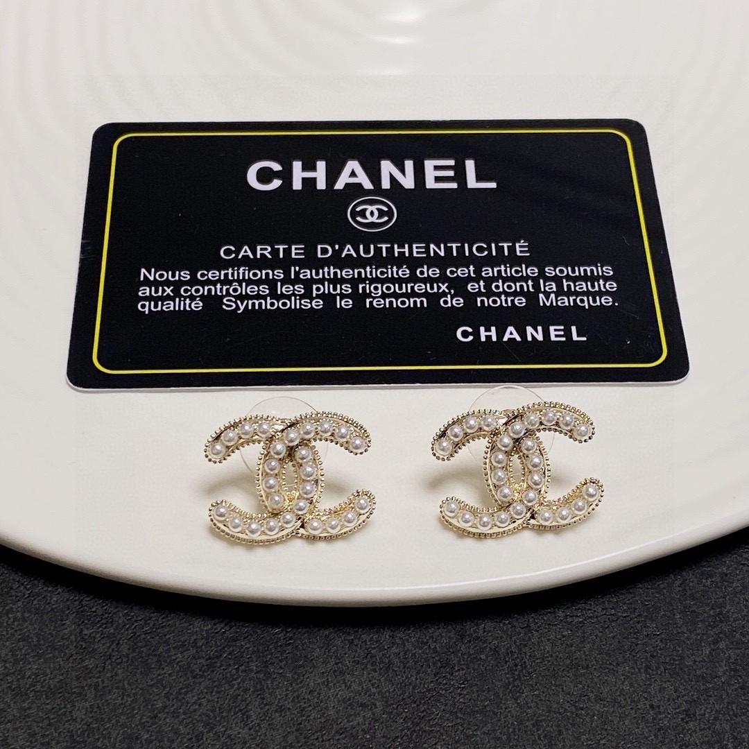 新款Chanel小香双C简约珍珠耳钉