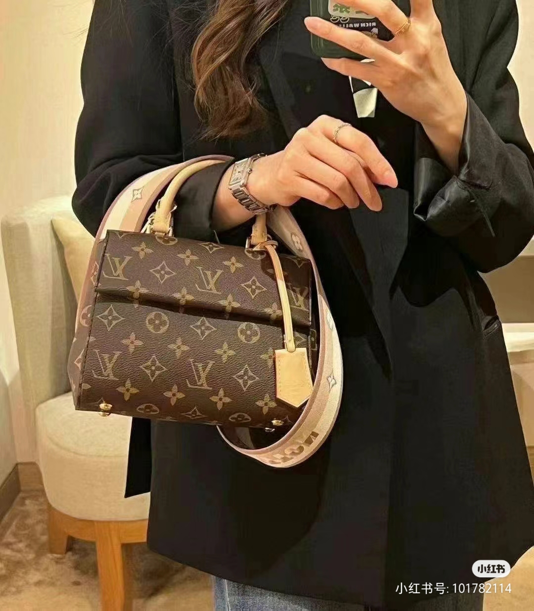 NO:602601,The pure structure and silhouette of the original leather CLUNY mini handbag M46055 handbag are timeless, and the bag strap adopts the bright colors that are popular nowadays. The Louis Vuitton logo declares the brand identity. The Cluny handbag is very practical and is an ideal business handbag. Its top handle can meet the different requirements of hand carry and elbow carry, and the detachable shoulder strap can also meet the requirements of shoulder carry. The magnetic buckle ensures safe storage of personal finances. 20x 16x  7.5cm, LV [top quality original item], louis vuitton, louis vuitton19860909原厂皮CLUNY mini手袋M46055手袋纯粹的结构和轮廓永不过时,包带采用时下流行的鲜亮配色.路易威登标识宣示品牌身份、Cluny手袋非常实用,是理想型的商务手袋.其顶部提手可满足手提和肘挽的不同要求,装上可脱卸的肩带还可以满足肩背的要求.磁性搭扣确保个人财务安全存放.20x 16x 7.5cm,LV【顶级原单】,louis vuitton,louis vuitton,Bag