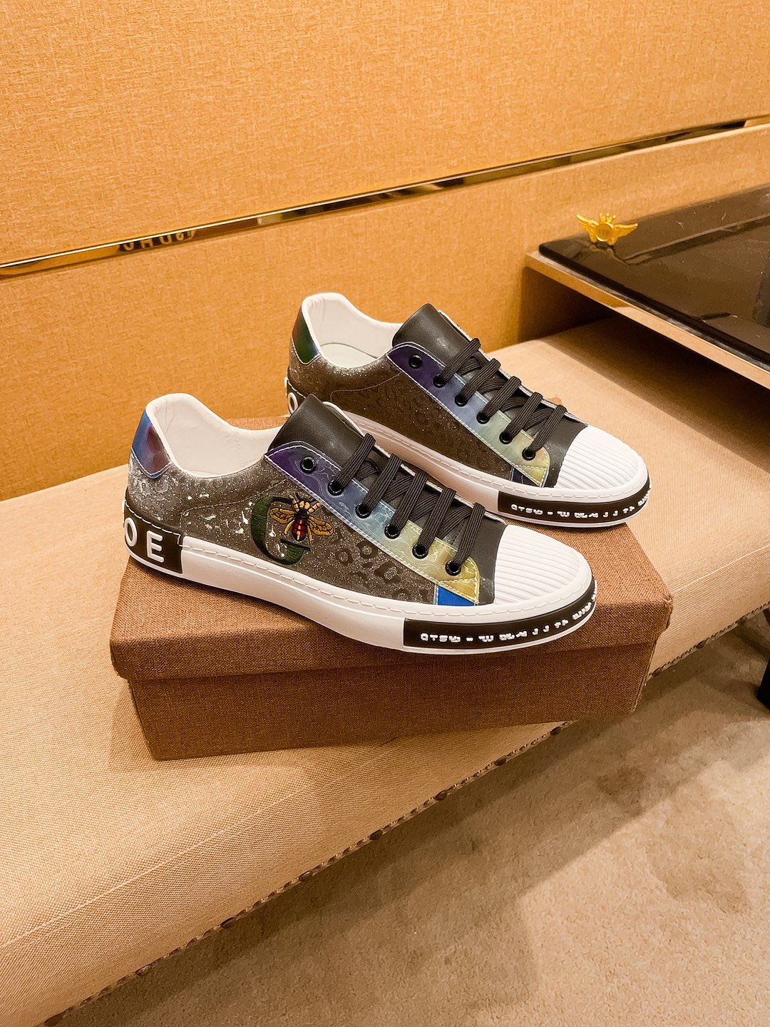 NO:357190,[Guqi] High-end Men's Shoes Brand Official Website 11's latest masterpiece upper is made of Italian imported cowhide with comfortable and breathable inner original non-slip and wear-resistant outsole, making walking more convenient and comfortable!  Exclusive new style, amazing work, beautiful 11 ​​replica [color] compared to the official quality!  Create a fashionable personality to set off your uniqueness!  A must-have for trendy men! Classic size: 38-44 Color 2 colors available, cowhide19860909【古奇】 男鞋高端品牌 官网11最新力作鞋面采用意大进口头层牛皮搭配舒适透气内里原版防滑耐磨大底制作,让行走更加便捷舒适！独家新款,惊世之作,与官方的质量相比美的11复刻[色]！打造时尚个性衬托你的与众不同！潮男必备!经典尺码:38-44 颜色 2色可选,,cowhide,Men's shoes