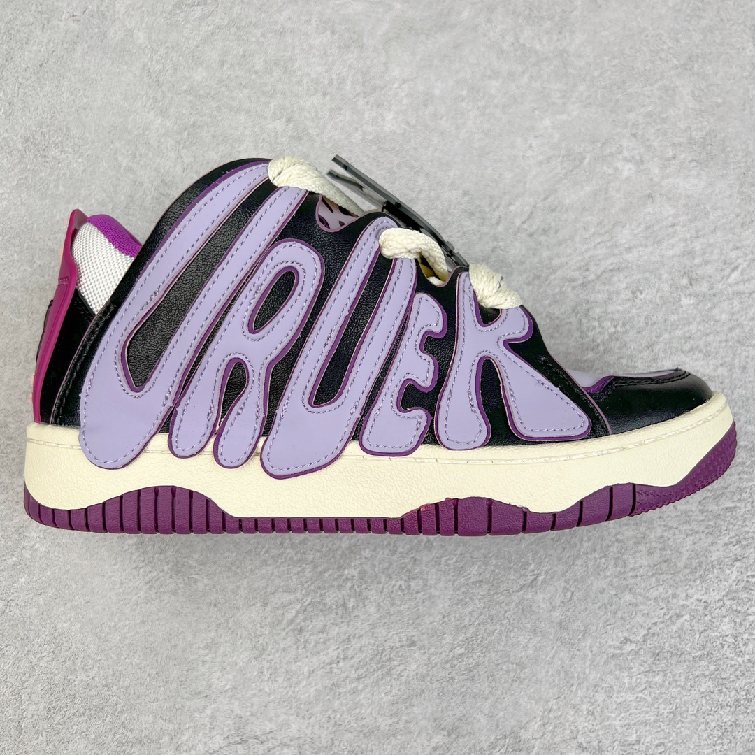 图片[5]-＃特价福利 OLD ORDER Skater 001 联名复古时尚滑板鞋面包鞋 复古滑板鞋 风格回潮 OLD ORDER 品牌推出了原创鞋款SKATER-001 一双兼具了运动与潮流复古属性的高品质球鞋 产品设计开发历时8个月 鞋底模具经历3次调整 鞋面打样经历5次调整 只为把高品质的产品状态带给各位 SKATER-001设计风格以上世纪80-90年代经典滑板鞋为灵感 将原汁原味的复古风格赋予全新的工艺质感 明亮活泼的设计风格 融入My Melody伙伴们的元素 多种面料和颜色的选择 赋予生生不息的潮流活力 独特附赠可拆卸卡通形象3D鞋面装饰 不止点缀 还有玩乐 以复古玩具为灵感打造的收藏鞋盒 与孩童时期的自己产生共鸣 创造难忘的开箱体验 尺码 36 37 38 39 40 41 42 43 44 45-选品中心