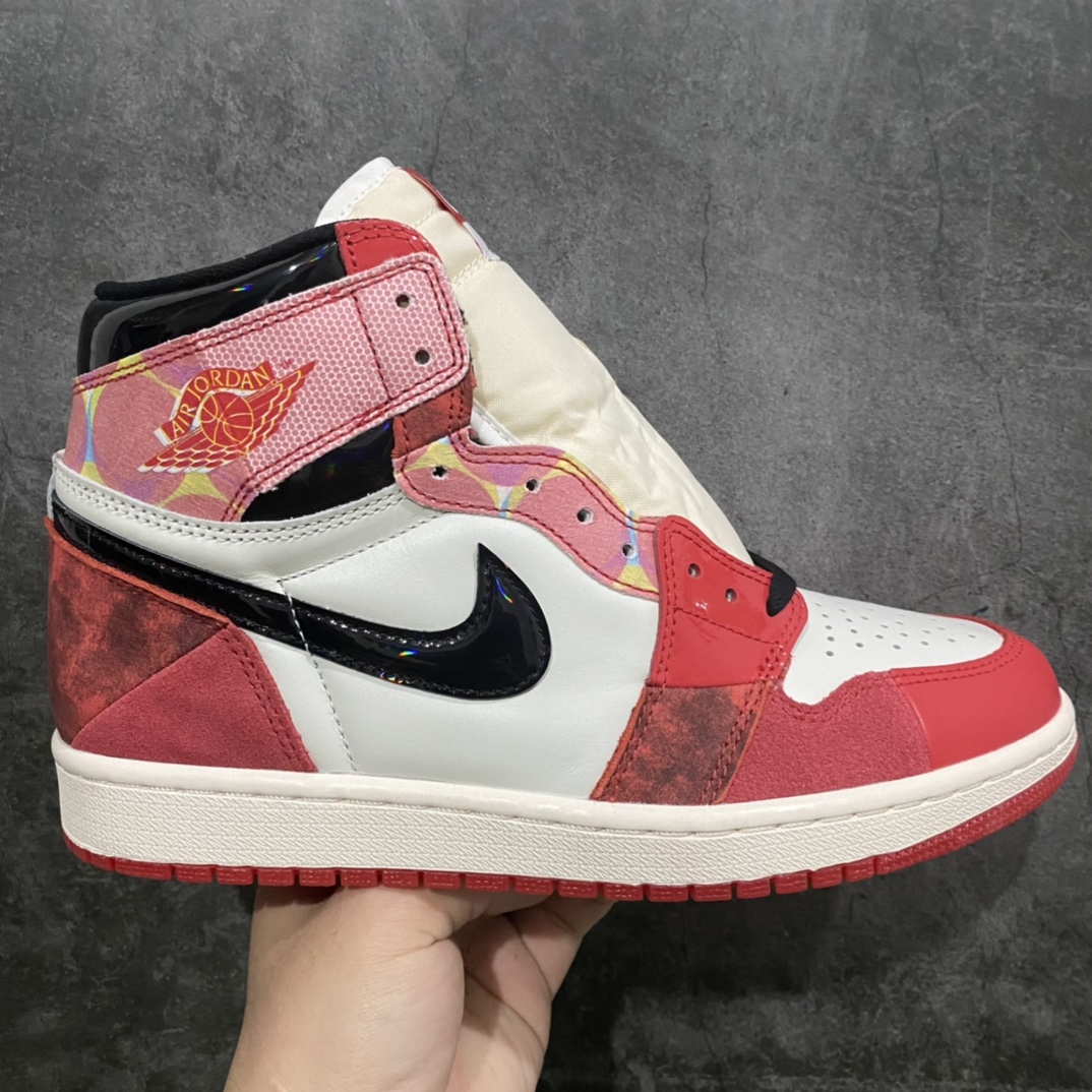 【God版本】Air Jordan AJ1 “Next Chapter” 蜘蛛侠2.0 DV1748-601nn出货即巅峰 首批少量出货n目前最早出货的顶级版本n后续各大厂顶级也会陆续出货nn所有材料均同步xc原厂采购鞋身采用原厂头层牛皮与多种漆皮 翻毛皮等拼接而成n市面版本皮料质感达不到公司货效果原厂后跟定型效果 鞋反口V字定型完美n正确Logo飞翼效果 原厂织唛标原档案大底 夜光效果满分n整体工艺复杂 首批出货不多高价零售首选版本 欢迎推广n 尺码：40 40.5 41 42 42.5 43 44 44.5 45 45.5 46 47.5-莆田鞋批发中心