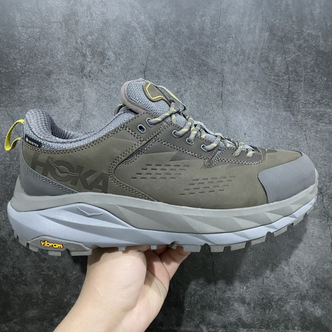 【莞产G版】美国新兴跑鞋品牌Hoka One One M KSY KAHA GTX LOW卡哈高帮系列厚底轻量坦克军靴户外登山运动鞋 尺码： 40-45nn正品代工厂版 原楦数据开发版型n#采用磨砂牛剖革鞋面材质n#轻量化材料Fresh Foam超轻量中底❗️复古老爹厚底旅游鞋火了,最潮户外鞋❗️nHOKA ONE ONE 取自毛利语HO-ka O-ney O-ney，意思是It\’s time to fly，2009年由法籍超马跑者 Nicolas Mermoud 及 Jean-Luc Diard 成立的运动鞋品牌。HOKA ONE ONE 最让人印象深刻超级厚的鞋底，看起来很重但实际上非常轻盈，轻量厚底的鞋底反而能够给跑者更稳定的缓震效果，在跑界相当有名，也陆续出了登山鞋、徒步鞋、慢跑鞋几种专门鞋款。HOKA ONE ONE 鞋款颜色大多设计萤光或鲜艳色系，搭配上超大的Logo，虽然好穿好走好跑又轻，但称不上时髦。-莆田鞋批发中心