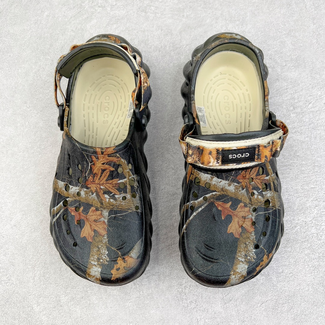 图片[2]-零售💰190 ＃DG莞产 Crocs Realtree 卡骆驰波波运动沙滩洞洞拖鞋凉鞋 超强LiteRide科技缓震鞋垫加持 官方2023最新款 透明防水袋包装 注意配件需单独购买 超轻Croslite专利材料打造 鞋面更加耐用易清洗 该鞋款轻盈舒适 2002年 经典克骆格诞生 秉承外形简单 穿着舒适的初衷 不断为消费者带来舒适的穿着体验 穿出“趣”味 鞋面洞洞可搭彰显个性的智必星 一鞋两穿 可调节式后跟带增添鞋身的稳固性能 放前面变成愜意舒适的凉拖 放后面行走跑跳更加稳妥 Croslite ™材料 封闭式细胞树脂 能够在体温作用下自动变形以适应脚部形状 涉水性优秀的同时易于清洁 抓地力强 不易打滑 Crocs的核心理念：轻便 灵活 全方位的舒适感 同步官方尺码：M4（36-37） M5（37-38）M6（38-39）M7（39-40）M8（41-42）M9（42-43）M10（43-44）M11（45-46） 编码：by1936090-运动鞋