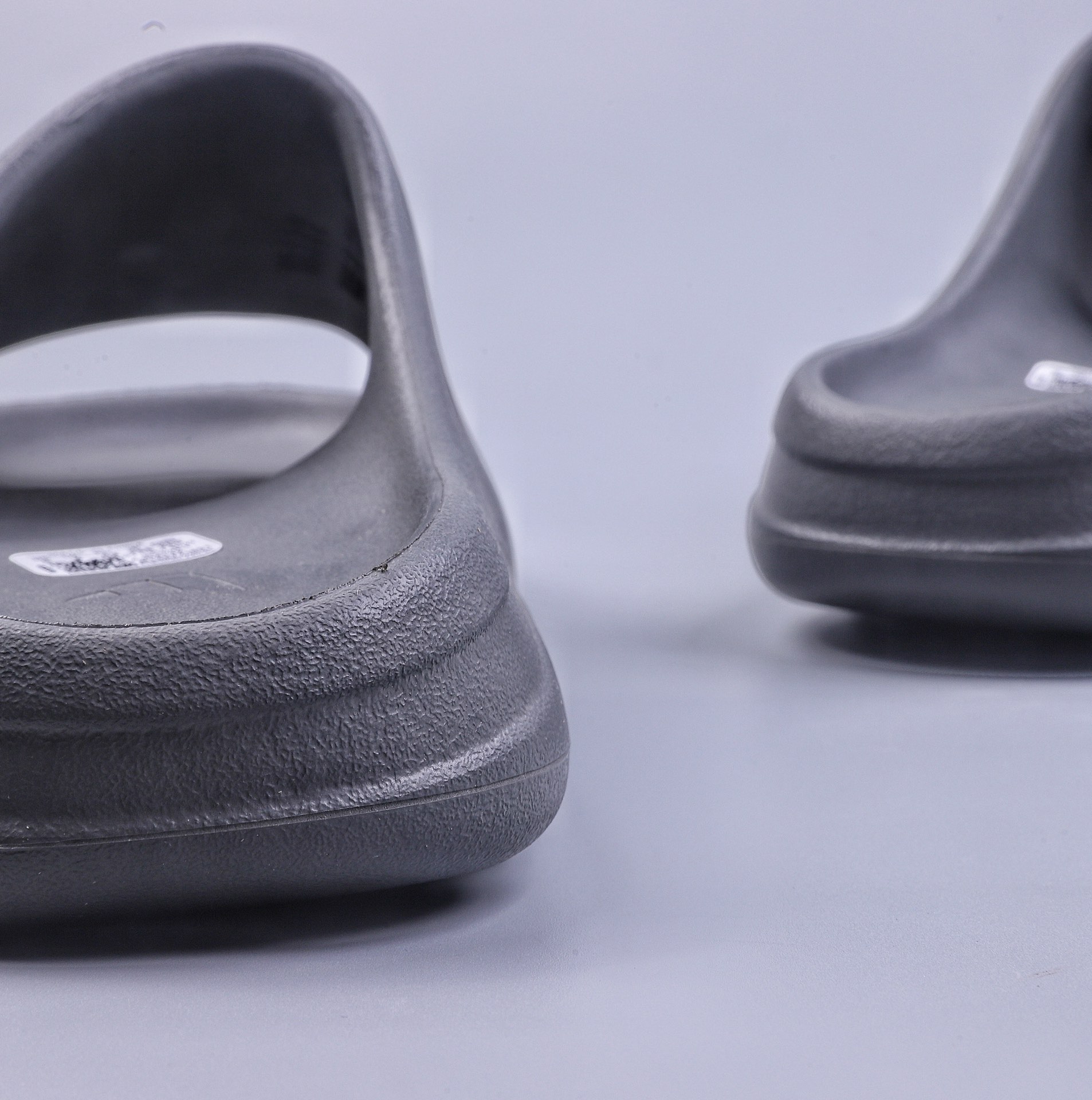 XR Kanye West x Yeezy Slide ”Resin” ID4132 Kanye collaborates again