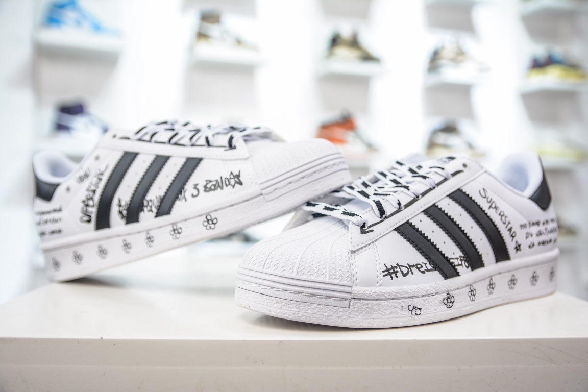 E Adidas Originals Superstar White and Black Petal Graffiti GV9804