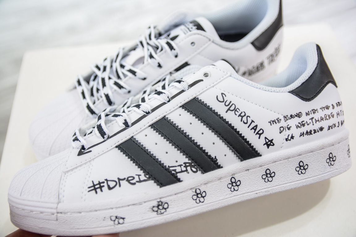 E Adidas Originals Superstar White and Black Petal Graffiti GV9804