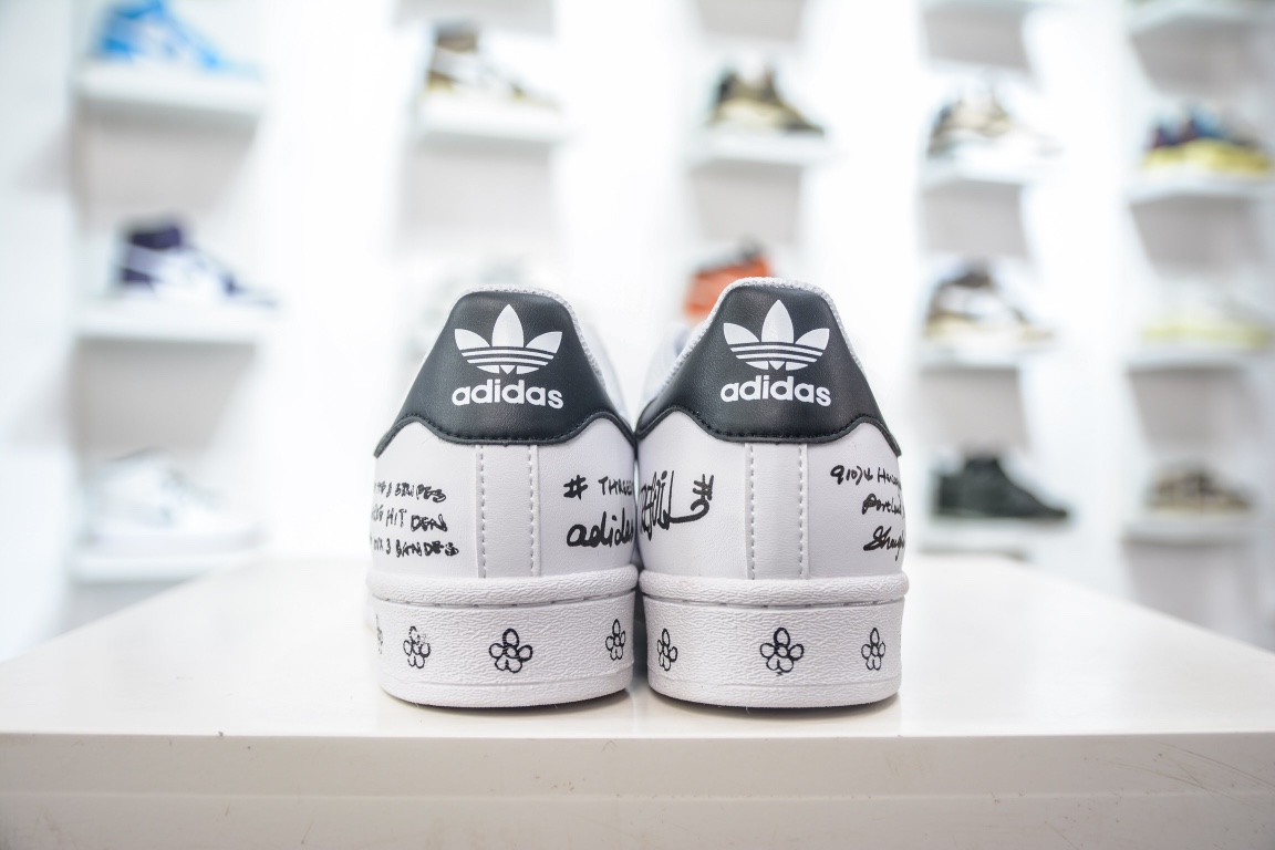 E Adidas Originals Superstar White and Black Petal Graffiti GV9804