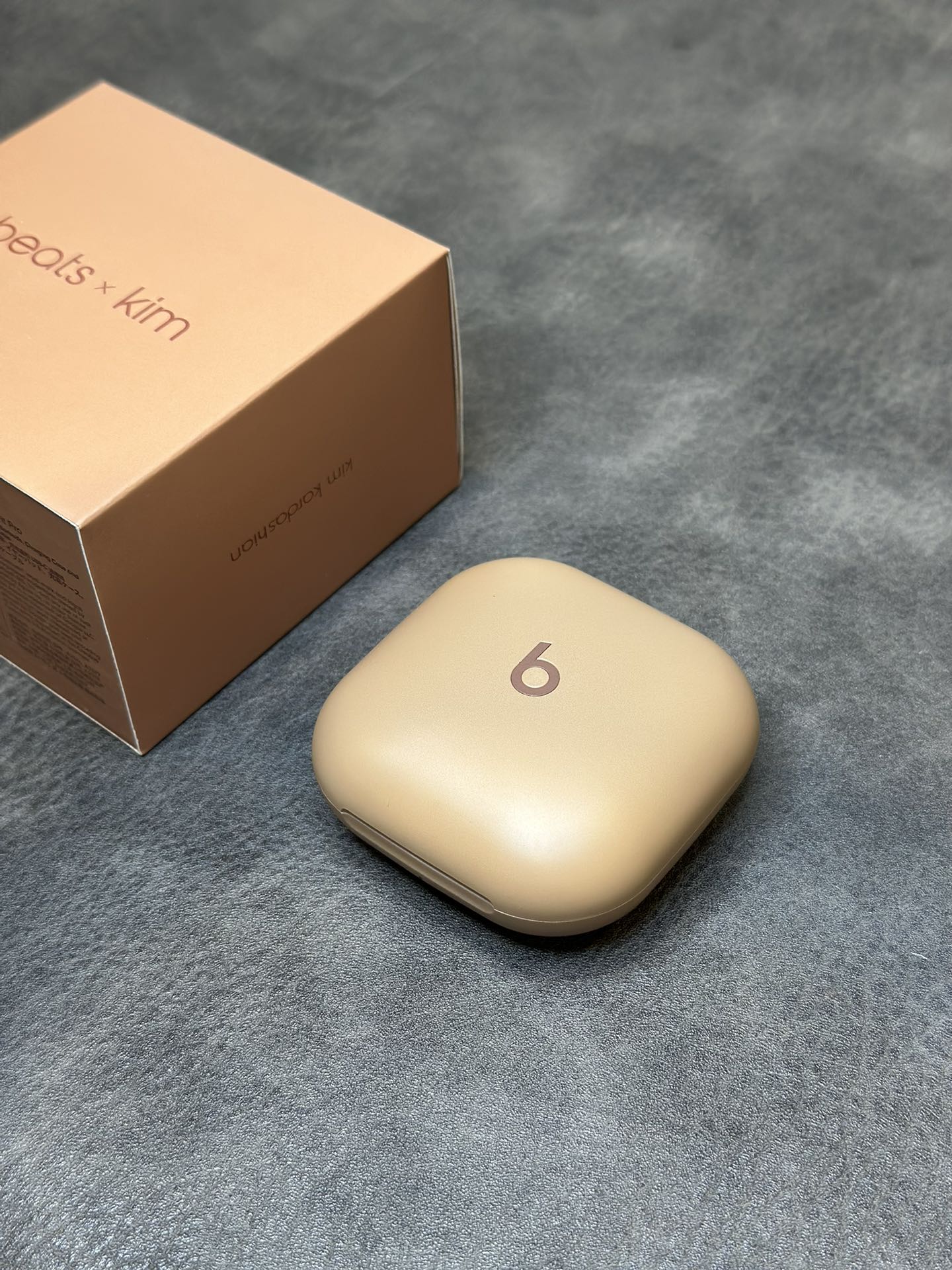 全新出货‼️本地💰130
正确版Beats Fit Pro x Kim 联名耳机
市面唯一正确版本 原装盒子包装
台湾进口芯片 1.75石墨钛喇叭 音质非常好💯
立体凹版雕刻魔音logo 区别市面错误版油漆图标
按压式切换模式‼️指哪打哪的按键回馈感
续航最长听歌可达8小时 搭配充电仓可达一天
Type-C充电口 可快速充电 充电5分钟听歌1小时
5.0蓝牙 安卓/苹果都能用 市面手机基本都匹配

提供三种尺寸胶塞 给你最佳的佩戴舒适感受！
包装清单 耳机 充电线 替换耳塞 说明书 B字贴纸等
退换要求 外观不磨损支持退换 售后保修三个月！