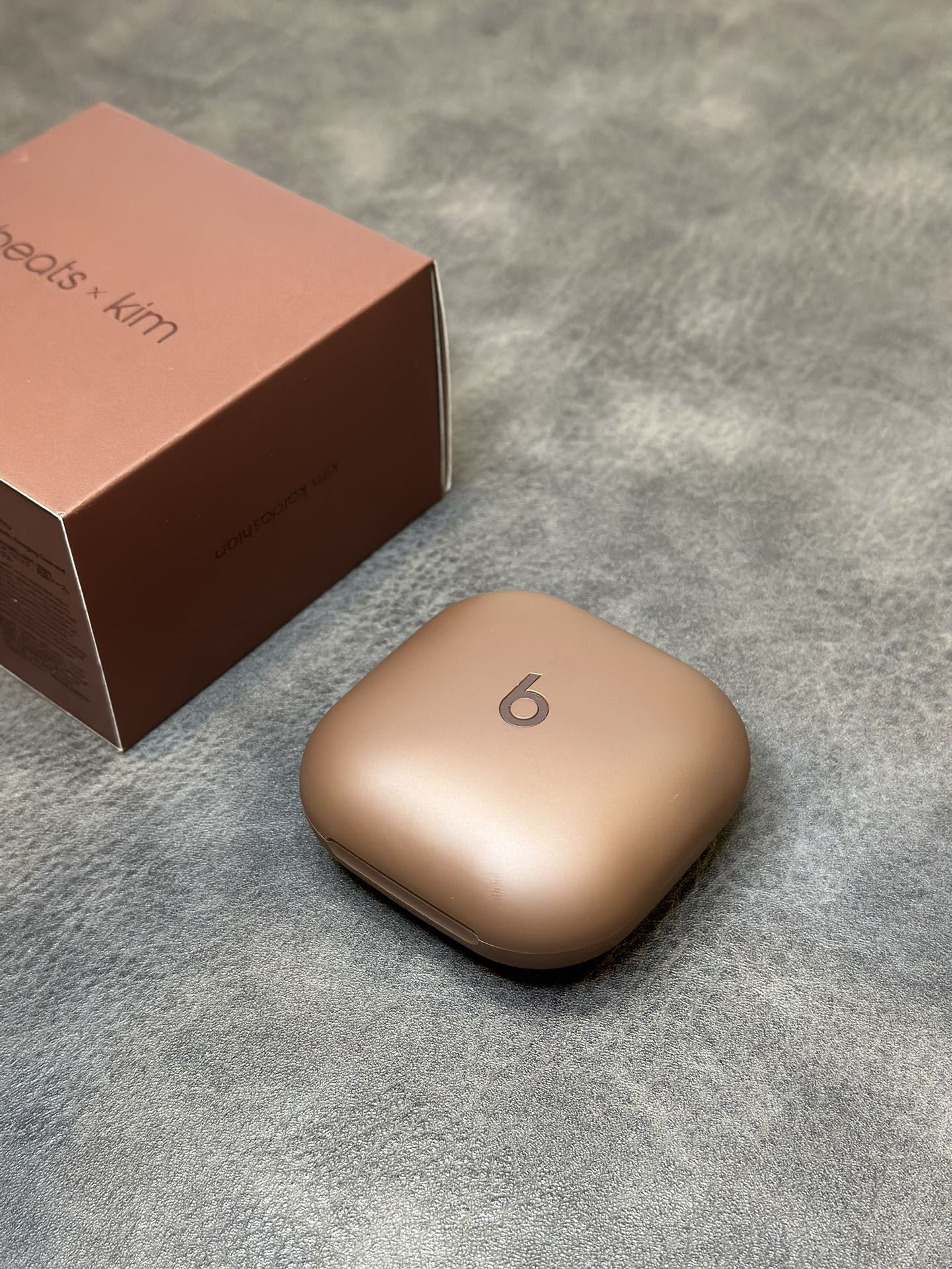 全新出货‼️本地💰130
正确版Beats Fit Pro x Kim 联名耳机
市面唯一正确版本 原装盒子包装
台湾进口芯片 1.75石墨钛喇叭 音质非常好💯
立体凹版雕刻魔音logo 区别市面错误版油漆图标
按压式切换模式‼️指哪打哪的按键回馈感
续航最长听歌可达8小时 搭配充电仓可达一天
Type-C充电口 可快速充电 充电5分钟听歌1小时
5.0蓝牙 安卓/苹果都能用 市面手机基本都匹配

提供三种尺寸胶塞 给你最佳的佩戴舒适感受！
包装清单 耳机 充电线 替换耳塞 说明书 B字贴纸等
退换要求 外观不磨损支持退换 售后保修三个月！