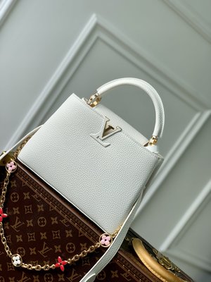 Fake Designer
 Louis Vuitton LV Capucines Bags Handbags White Polishing Chains M22375