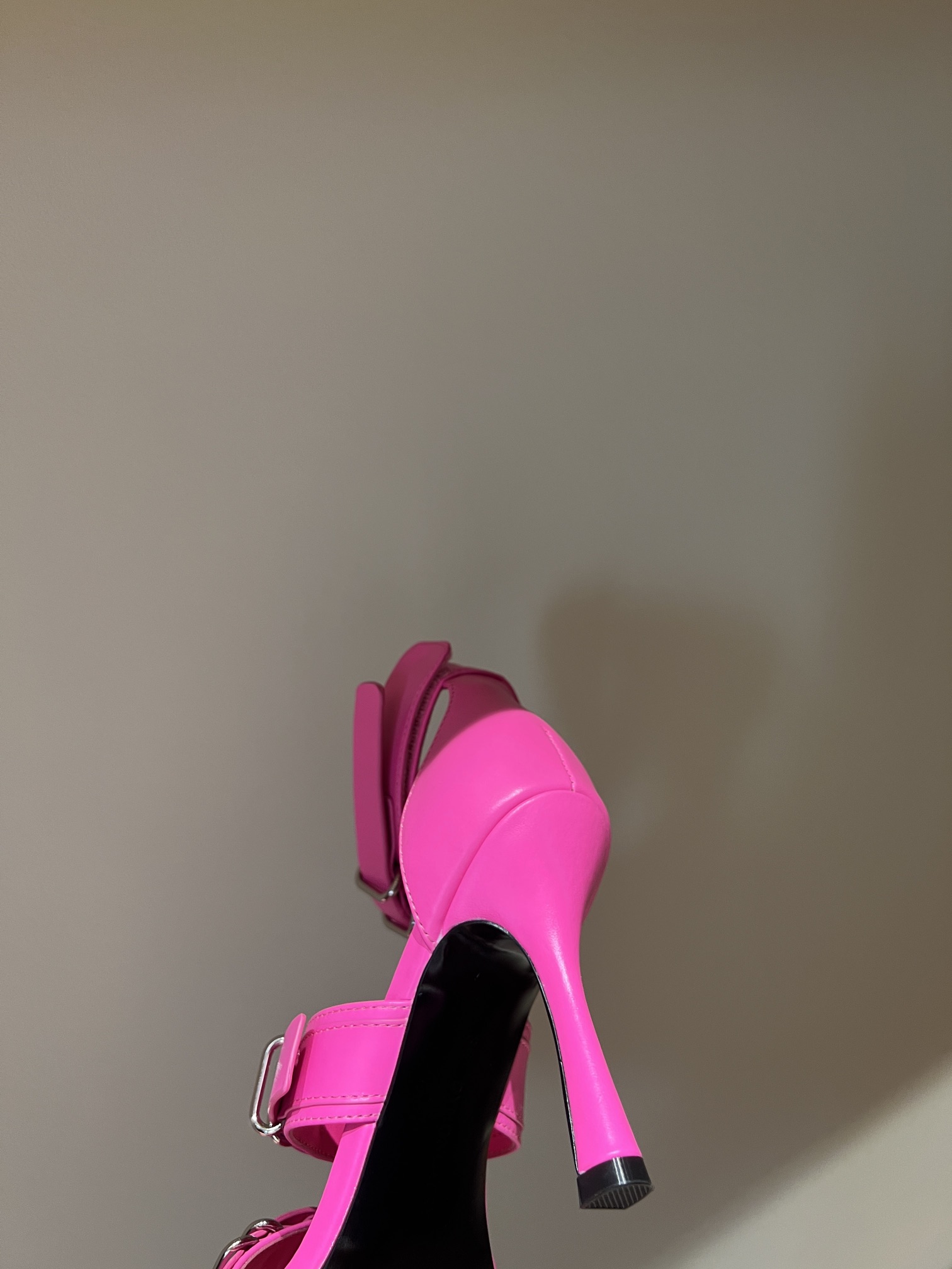 “High Heel Metal Decorator: DYMONLATRIY 23AW Top Edition with Pointy Toe Design” - 图片 6