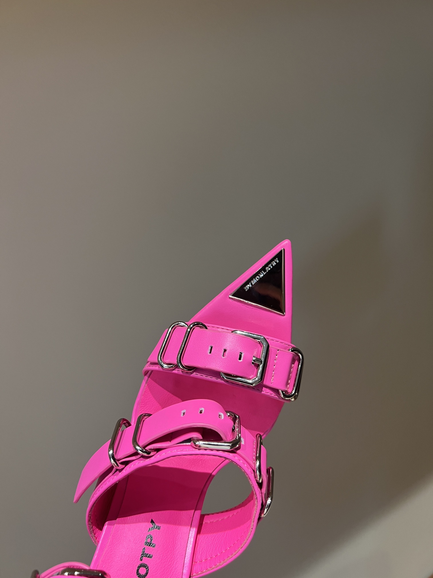 “High Heel Metal Decorator: DYMONLATRIY 23AW Top Edition with Pointy Toe Design” - 图片 4