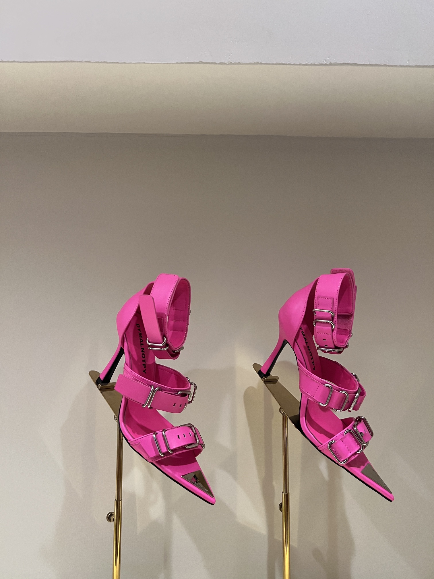 “High Heel Metal Decorator: DYMONLATRIY 23AW Top Edition with Pointy Toe Design” - 图片 9
