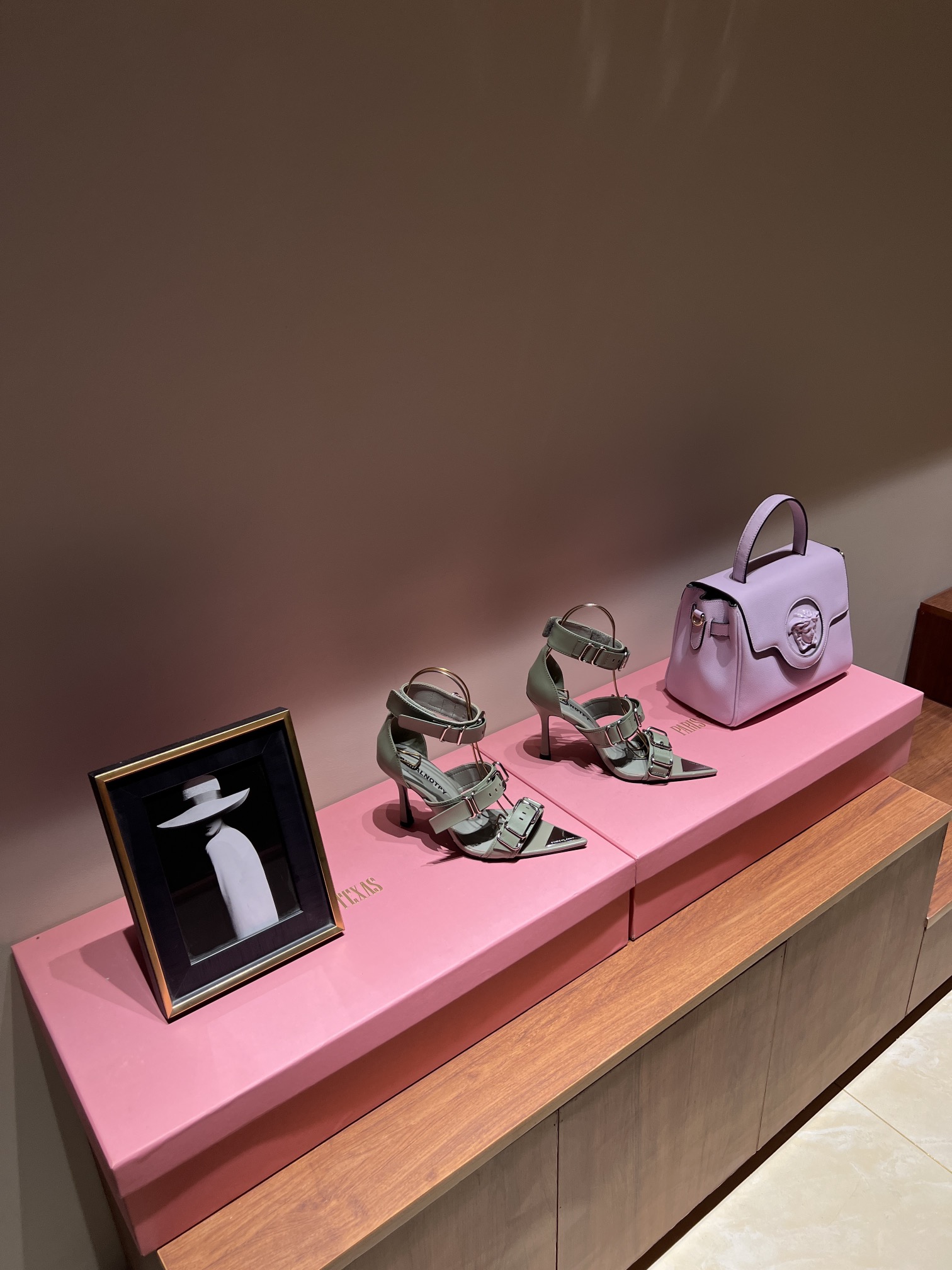 DYMONLATRIY 23AW Top Metal Decorator Heels with Pointy Toe Design - 图片 1