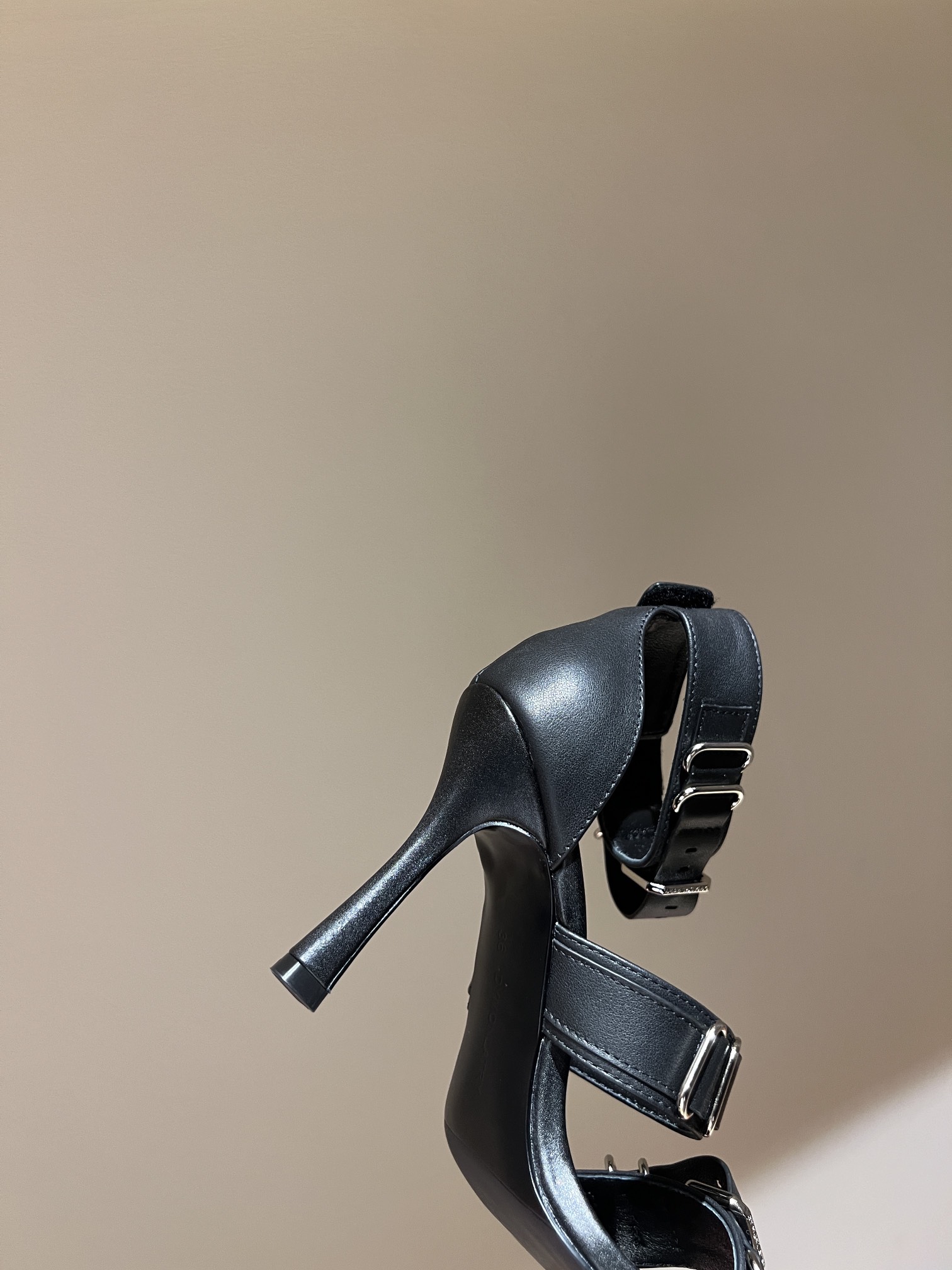 High Heel Metal Decorator: DYMONLATRIY 23AW Top Edition with Pointy Toe Design - 图片 6