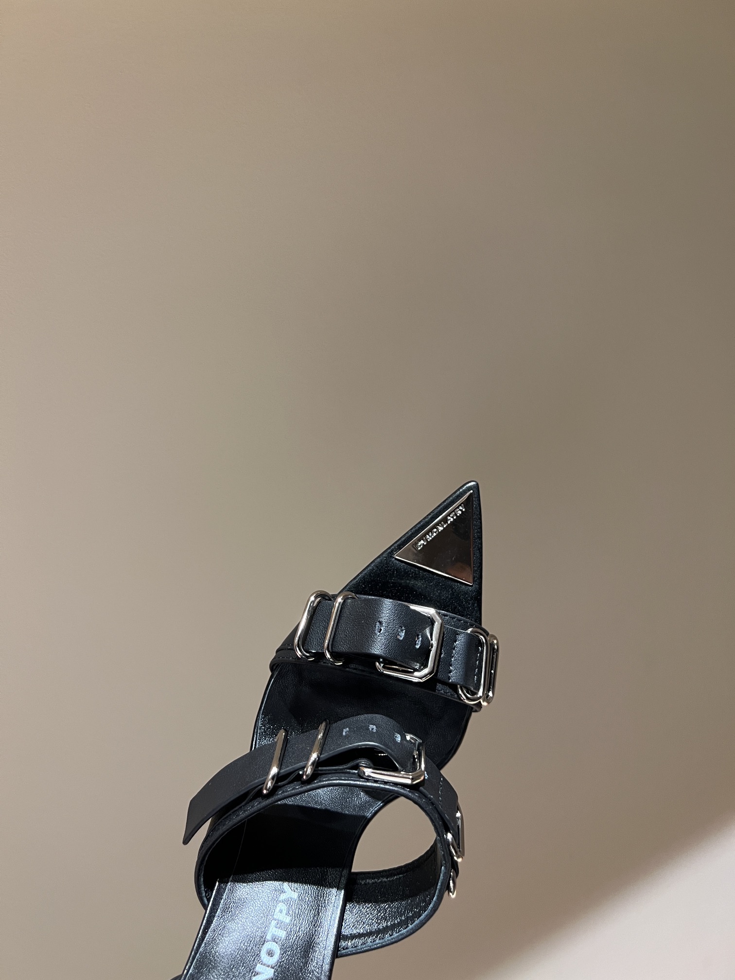 High Heel Metal Decorator: DYMONLATRIY 23AW Top Edition with Pointy Toe Design - 图片 4