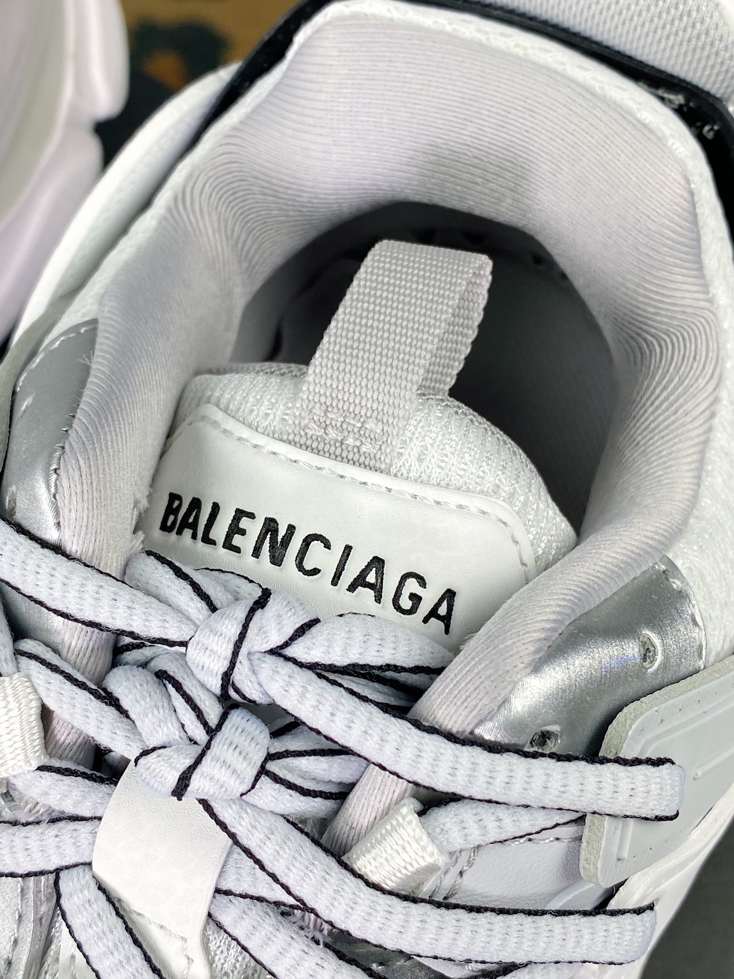 450 巴黎世家BALENCIAGA Track LED Trainers 3.0代复古野跑姥爹潮流百搭慢跑鞋“米白灰黑”555032 W3AD6 1258