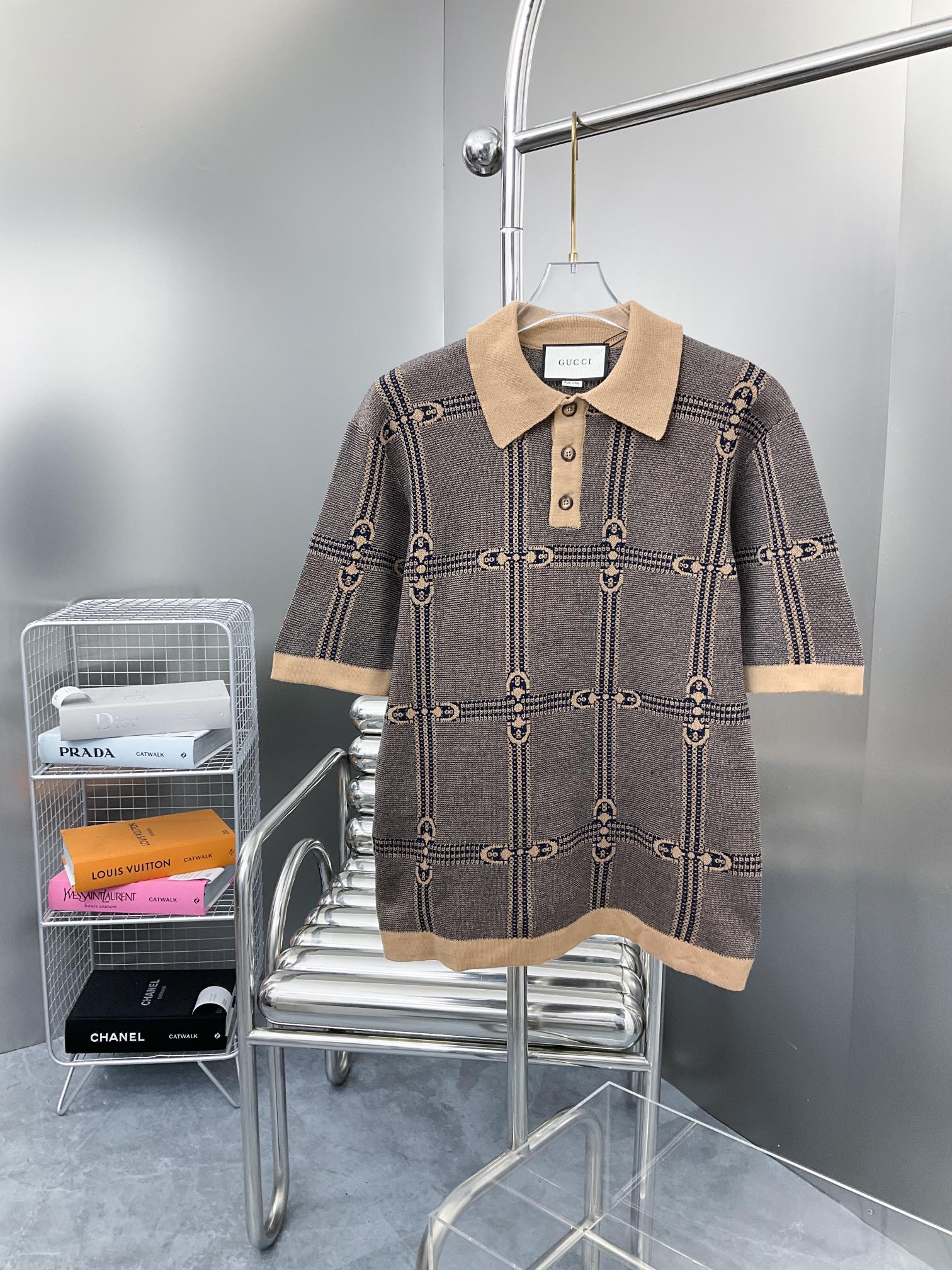 Alta calidad Gu 24 primavera/verano desfile, polo de lana fresca con patrón clásico, punto de tencel y lana, corte ajus…
