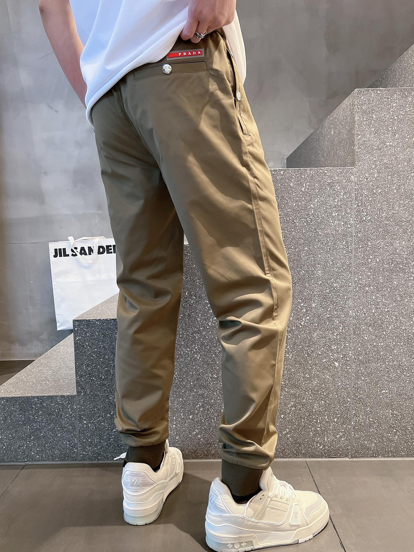 P家2024ss最新款经典休闲卫裤高端品质logo采用品牌经典三角标+胶条时髦显瘦于一体的裤子宽而有型上