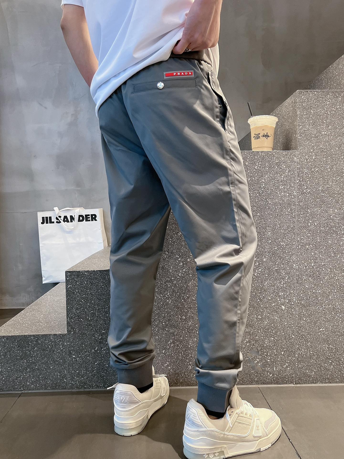 P家2024ss最新款经典休闲卫裤高端品质logo采用品牌经典三角标+胶条时髦显瘦于一体的裤子宽而有型上