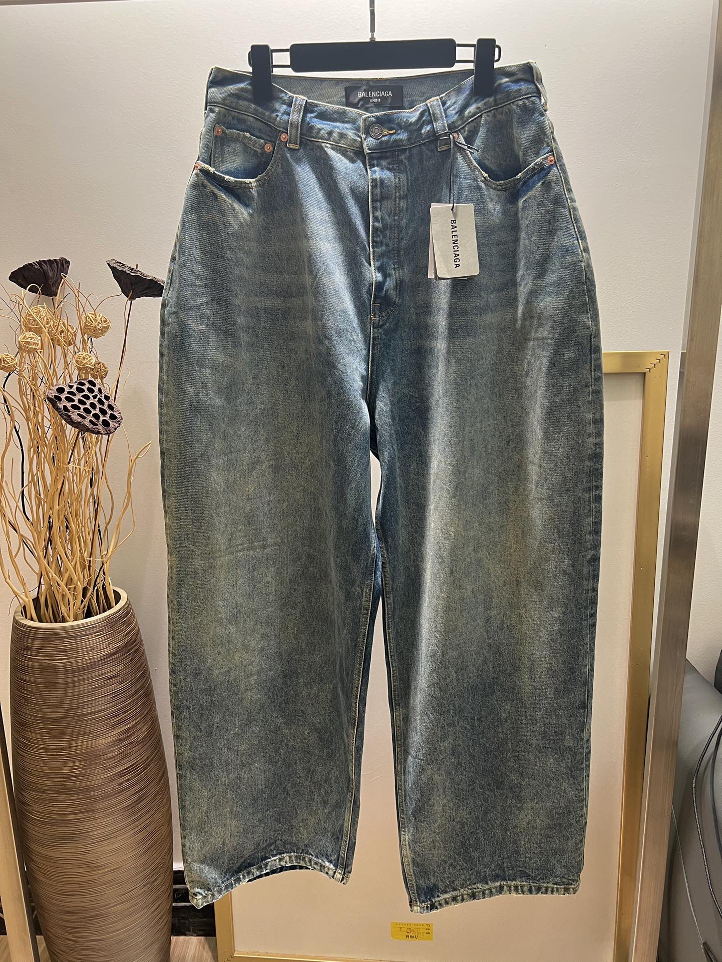 NO:720377,New Year's Benefit Sizexs/s/m/l [Waist 30/32/34/36] Non-refundable, non-exchangeable, No free shipping, denim blue/washed blue, same style for men and women, BLCG/Balenciaga blizzard show wide-leg jeans, oversized silhouette, loose version, layered cutting design, ultra-complex washed cat whiskers destroyed, full of details, the upper body is very nice!  Adults don’t make choices!  Two colors are a must!  ,Special offer, no return, no exchange, no free shipping,balenciaga,jeans,19860909新春福利Sizexs/s/m/l码【腰围30/32/34/36】不退不换 不包邮单宁蓝/洗水蓝两色 男女同款 BLCG/巴黎世家暴风雪秀场阔腿牛仔裤 超大廓形宽松版 叠层裁剪设计 超复杂洗水猫须破坏 细节满满 上身非常Nice！成年人不做选择！两色必入！,特价 不退不换不包邮,balenciaga,jeans,,Women's clothing