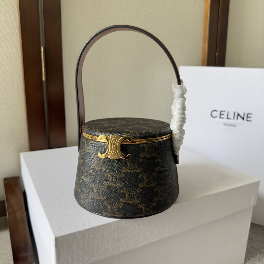 NO:207621,CELINE | Be the most unique CELINE girl in the crowd. CELINE will produce many strange and cute small bags every season. This year's hand-held round box should not be too exquisite. Built-in makeup mirror. Please satisfy the plmms to put on makeup anytime and anywhere to check your exquisite makeup. The material feel is full of temperament and is very elegant. It reflects the full precision in details. The limited ten limited edition models are for babies. Model number 111353, Celine, celine, celine19860909CELINE|做人群中最独一无二的CELINE女孩 CELINE每一季都会出很多奇奇怪怪可可爱爱的异形小 包 今年的手提圆形小盒子不要太精致 内置化妆镜  随时随地满足plmm们补妆检查自己的精致妆容 实物质感满分有气质不俗套 从细节上体现满满精致度 限量十限定款宝贝们冲 款号111353,赛琳celine,celine,celine,Bag