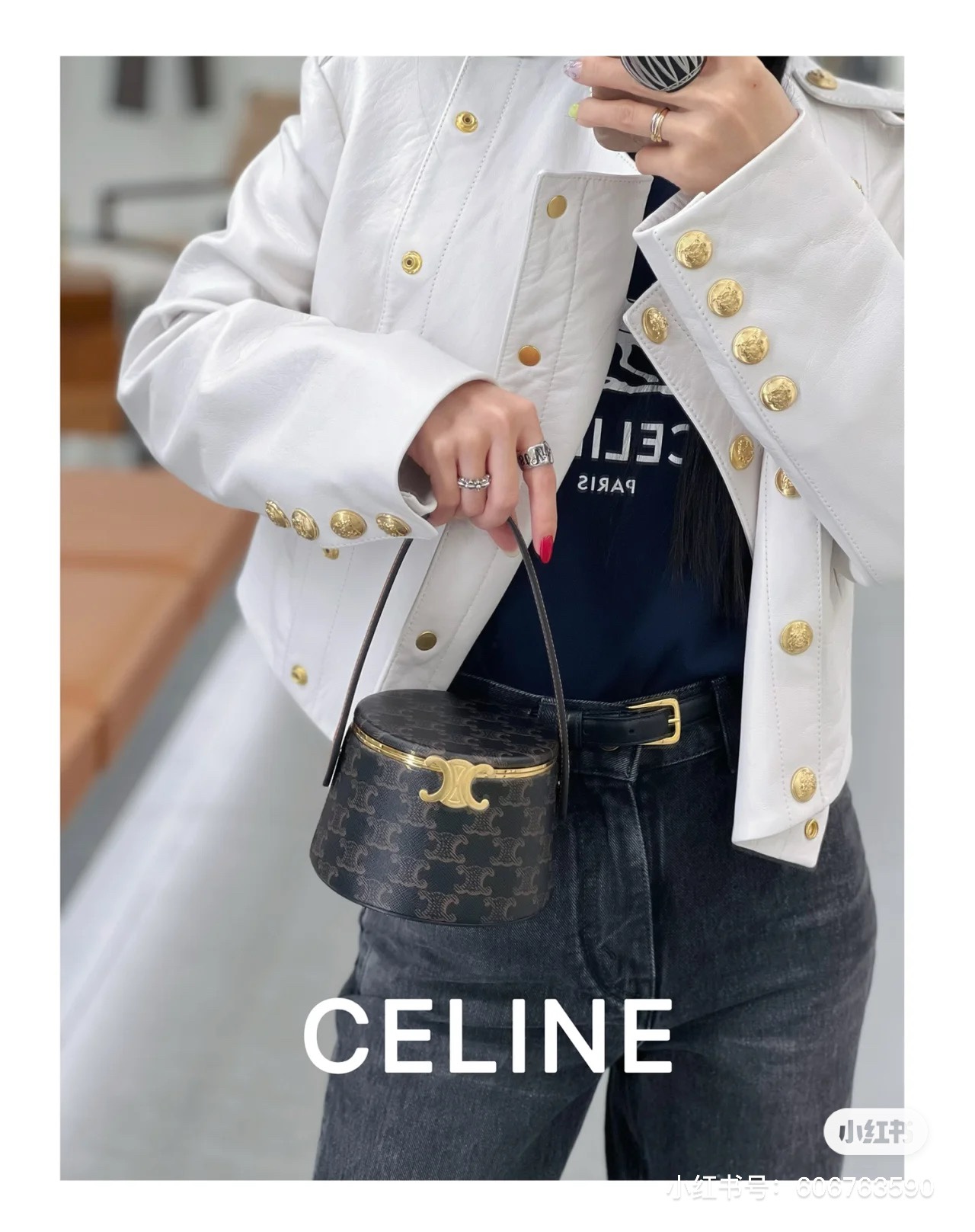 NO:207625,CELINE | Be the most unique CELINE girl in the crowd. CELINE will produce many strange and cute alien small every season. This year's hand-held round box should not be too exquisite. Built-in makeup mirror, Celine, celine, celine19860909CELINE|做人群中最独一无二的CELINE女孩 CELINE每一季都会出很多奇奇怪怪可可爱爱的异形小 今年的手提圆形小盒子不要太精致 内置化妆镜,赛琳celine,celine,celine,Bag