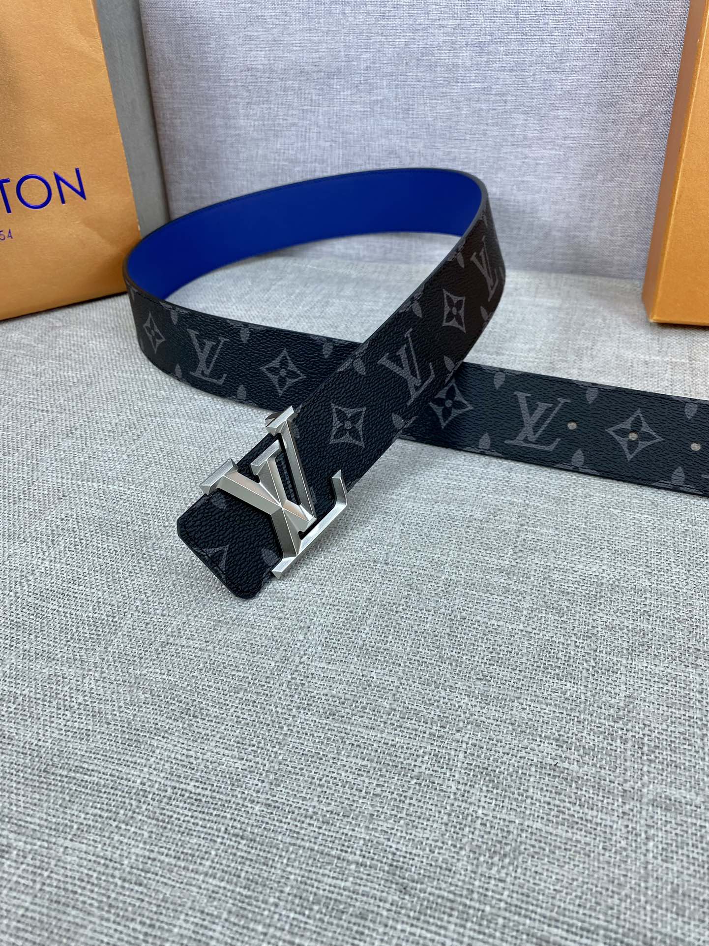 作为路易威登备受喜爱的设计之一LVI