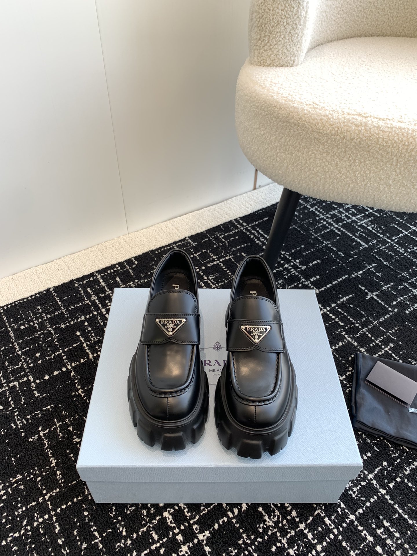 NO:412823,Dongguan Purchase Level Prada upgraded version IP foam tire sole 6cm. The new upgraded version of the counter is IP foamed. The advantages are lighter than the old version. The Prada series of dwarfs is a god-like existence. Buy more pairs of thick soles and will not wear them. The ceiling in the ceiling. The original edge beaded matte cowhide with triangle logo is the biggest highlight. The inner foot padded cowhide is full of retro style. Size#35-39 (40 custom made without return or exchange), loafers, prada, prada, loafers, cowhide19860909东莞代购级 Prada 升级版IP发泡轮胎底6cm 专柜新升级版鞋底是IP发泡的 优点比老版本更加轻盈 普拉达系列的矮子乐是神一般的存在 多买几双厚底都是不会穿腻的 天花板中的天花板 原厂开边珠哑光牛皮配上三角标logo就是最大的亮点 内里垫脚牛皮 复古风拉满 Size#35-39（40订做不退换）,乐福鞋,prada,prada,loafers,cowhide,Women's Shoes