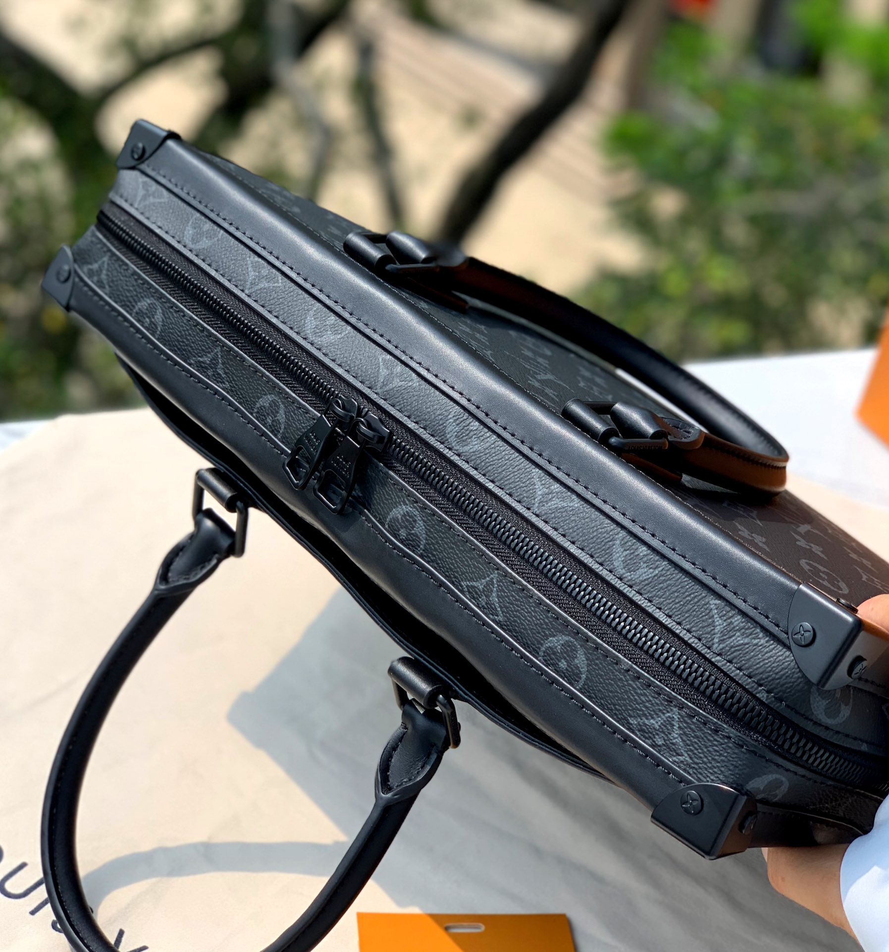 非市场普通货 进口皮料半钢五金尺寸29x 38x 8cm香港贸易公司订单！Lv Soft Trunk黑花