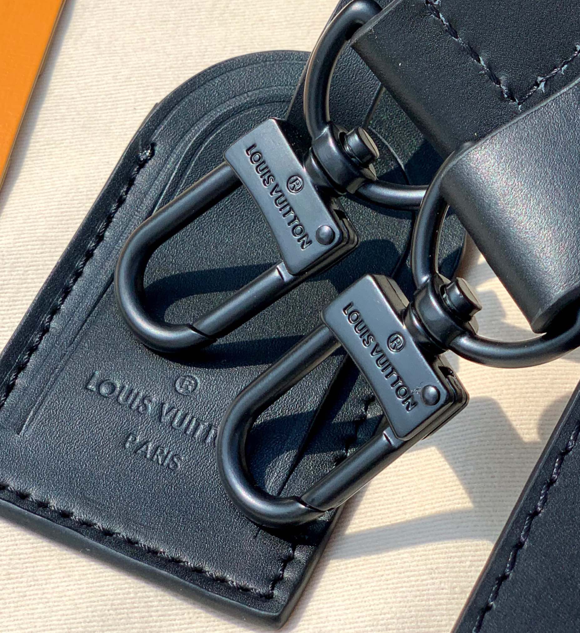 非市场普通货 进口皮料半钢五金尺寸29x 38x 8cm香港贸易公司订单！Lv Soft Trunk黑花