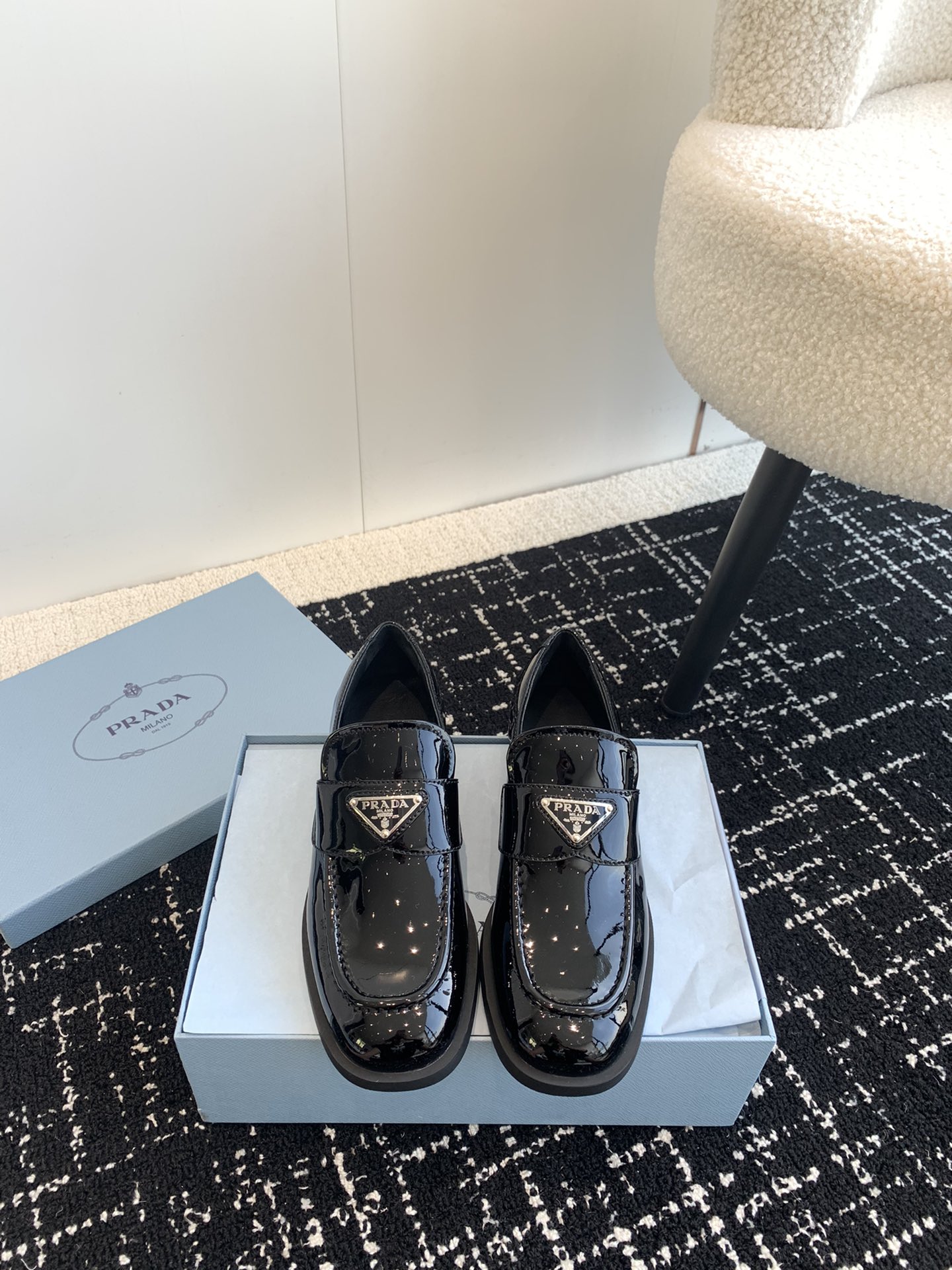 NO:412838,Dongguan purchasing grade official synchronizes Prada new loafers!  It's both classic and versatile at first glance!  You don’t need to worry about the texture of the feet. Do you feel the feeling of being moved?  The simple combination is very eye-catching and atmospheric. I sincerely suggest you must accept it!  Very beautiful!  Great versatile!  The more you look at it, the more you get. Its square toe design is suitable for all kinds of female foot types to easily control, and it is comfortable to wear and not squeeze the feet. The soul of the whole pair of shoes is the diagonal cut design!  This upper is not easy to make, it looks quite simple, which is much more expensive than making boots, with high scrapping power. Upper: Original imported soft mirror cowhide Inner: Silk lambskin, delicate and firm leather, good softness and breathability. Outsole: tpu rubber sole, soft, comfortable and non-slip Heel height: 2.5cm Size35-39 (40 custom made without return), loafers, prada, prada, loafers, boots, cowhide, sheepskin19860909东莞代购级 官方同步Prada普拉达新款乐福鞋！一眼望去既经典又百搭！质感脚感你们都无需担心哒,心动的感觉有没有！ 简单搭配很吸睛,大气,真心建议你们一定要收！巨好看！巨百搭！真的越看越上头. 它的鞋头方型设计适合各种百般女性脚型都能轻松驾驭,上脚舒适不挤脚,整双鞋的灵魂所在是斜裁的设计哦！ 这个鞋面可不好做,看是挺简单的比做靴子还贵好多,报废力高 鞋面:原厂进口柔软镜面牛皮 内里:丝绸小羊皮,皮质细腻紧实 柔软性和透气性都很好 大底:tpu橡胶大底 柔软舒适又防滑 跟高:2.5cm Size35-39（40订做不退换）,乐福鞋,prada,prada,loafers,boots,cowhide,sheepskin,Women's Shoes