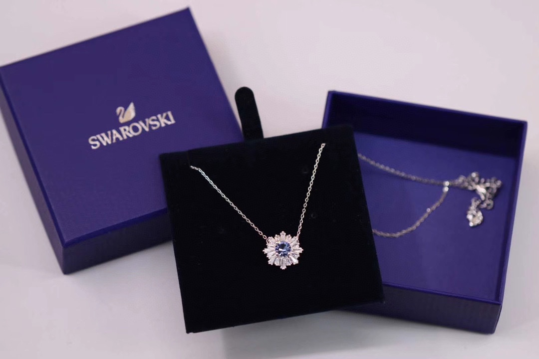  Swarovski 雏菊 蓝色太阳花锁骨项链

让这款可爱的吊坠为生活增添光彩，也作为向施华洛世奇 1