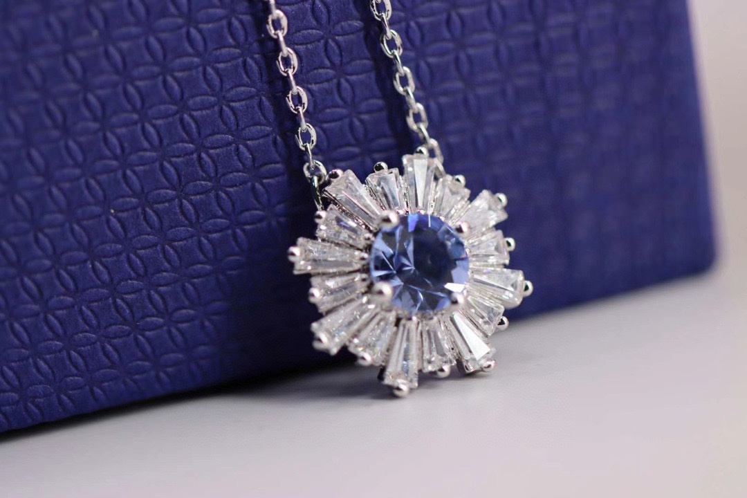  Swarovski 雏菊 蓝色太阳花锁骨项链

让这款可爱的吊坠为生活增添光彩，也作为向施华洛世奇 1