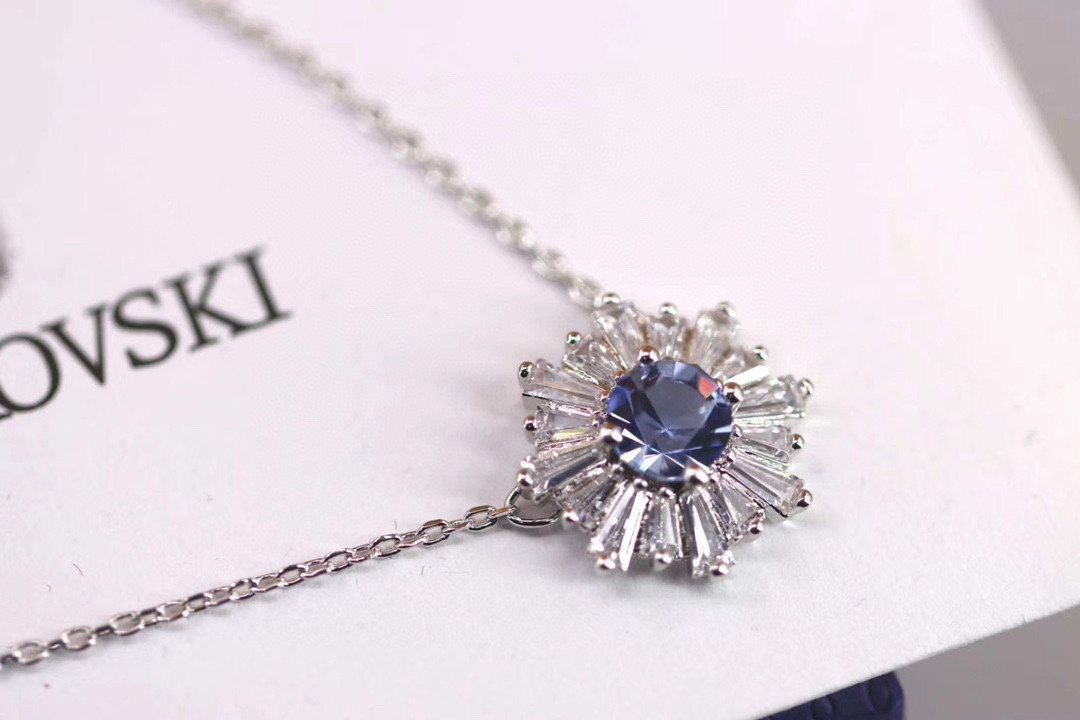  Swarovski 雏菊 蓝色太阳花锁骨项链

让这款可爱的吊坠为生活增添光彩，也作为向施华洛世奇 1