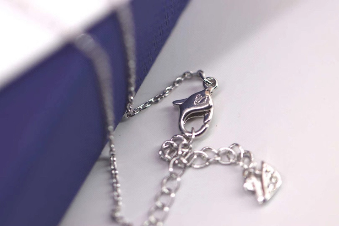  Swarovski 雏菊 蓝色太阳花锁骨项链

让这款可爱的吊坠为生活增添光彩，也作为向施华洛世奇 1