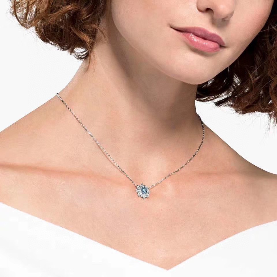  Swarovski 雏菊 蓝色太阳花锁骨项链

让这款可爱的吊坠为生活增添光彩，也作为向施华洛世奇 1