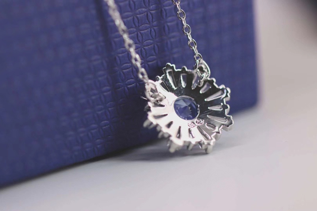  Swarovski 雏菊 蓝色太阳花锁骨项链

让这款可爱的吊坠为生活增添光彩，也作为向施华洛世奇 1