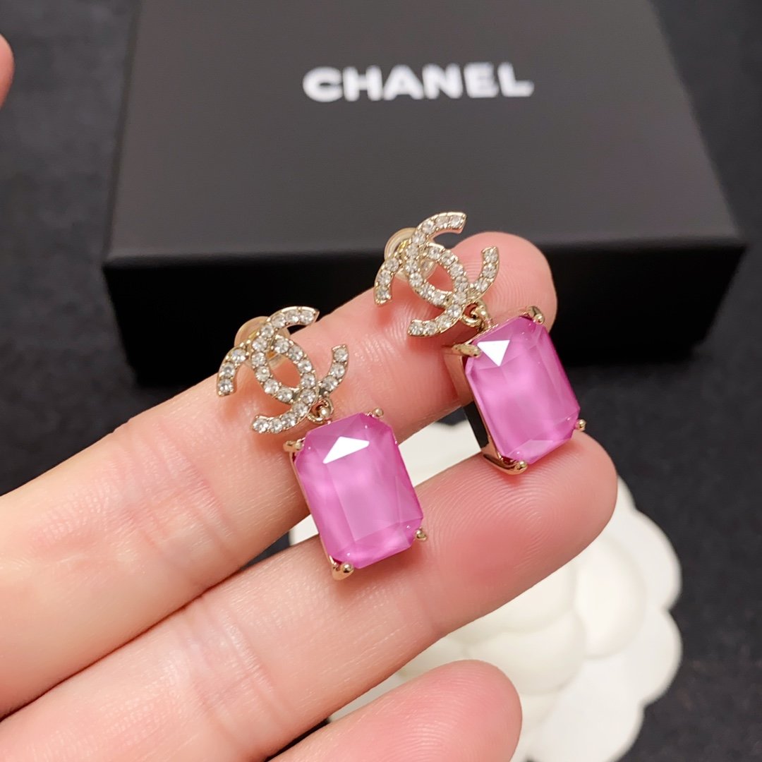 Chanel小香简约粉色水晶风格耳钉
