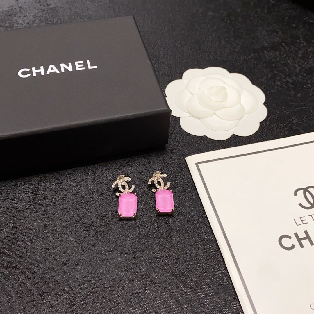 Chanel小香简约粉色水晶风格耳钉